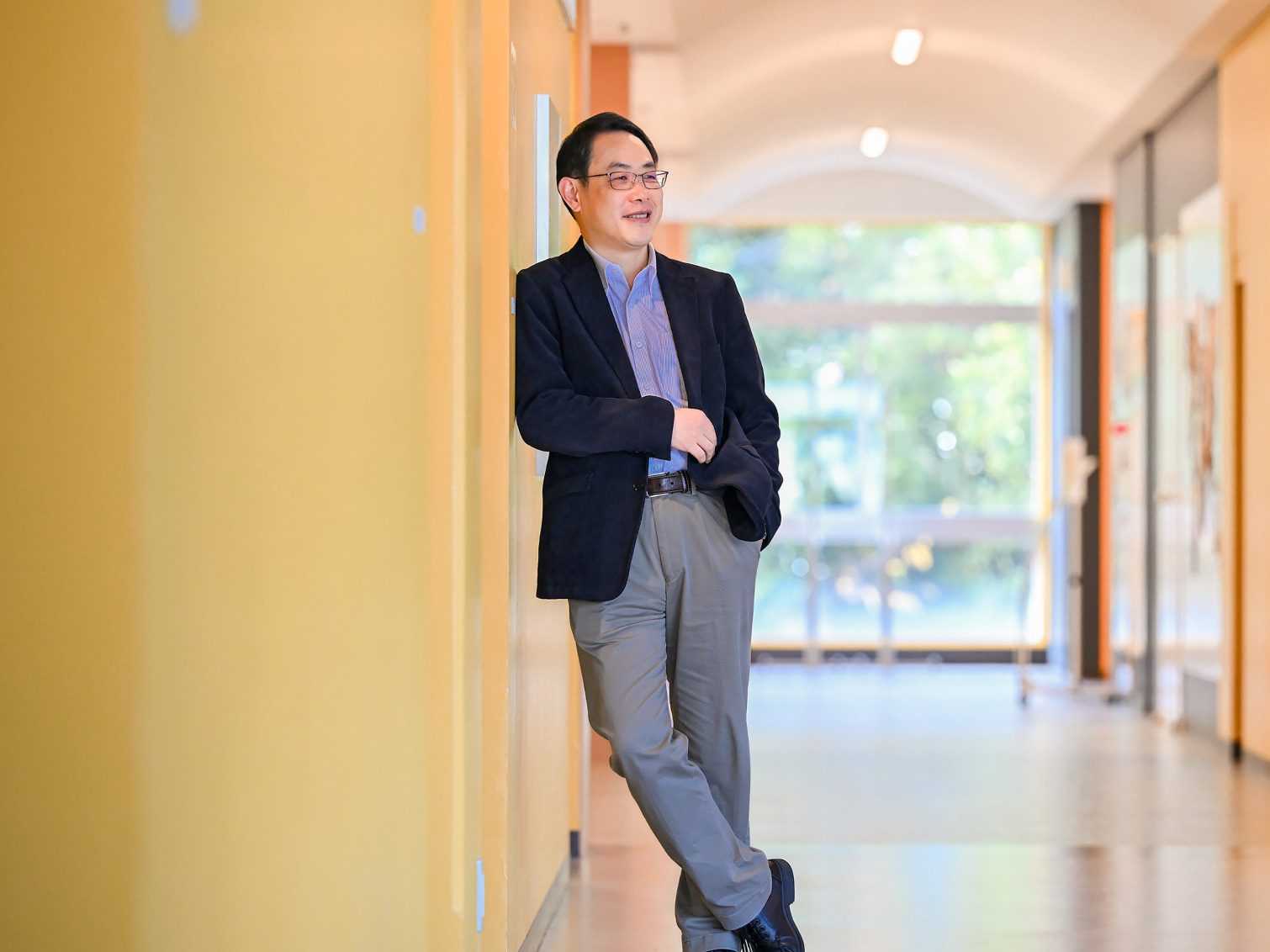 キャンパス内で佇む任雲先生