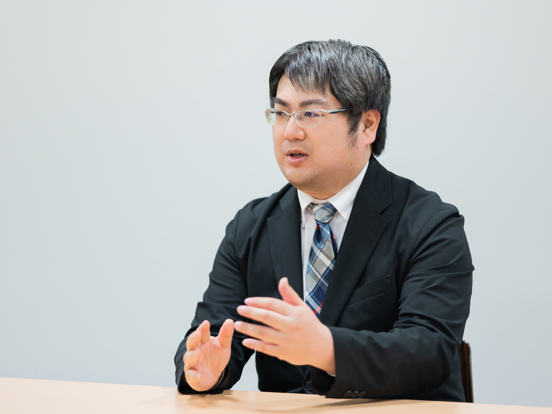 斎藤遼太郎先生がインタビューに応じている様子