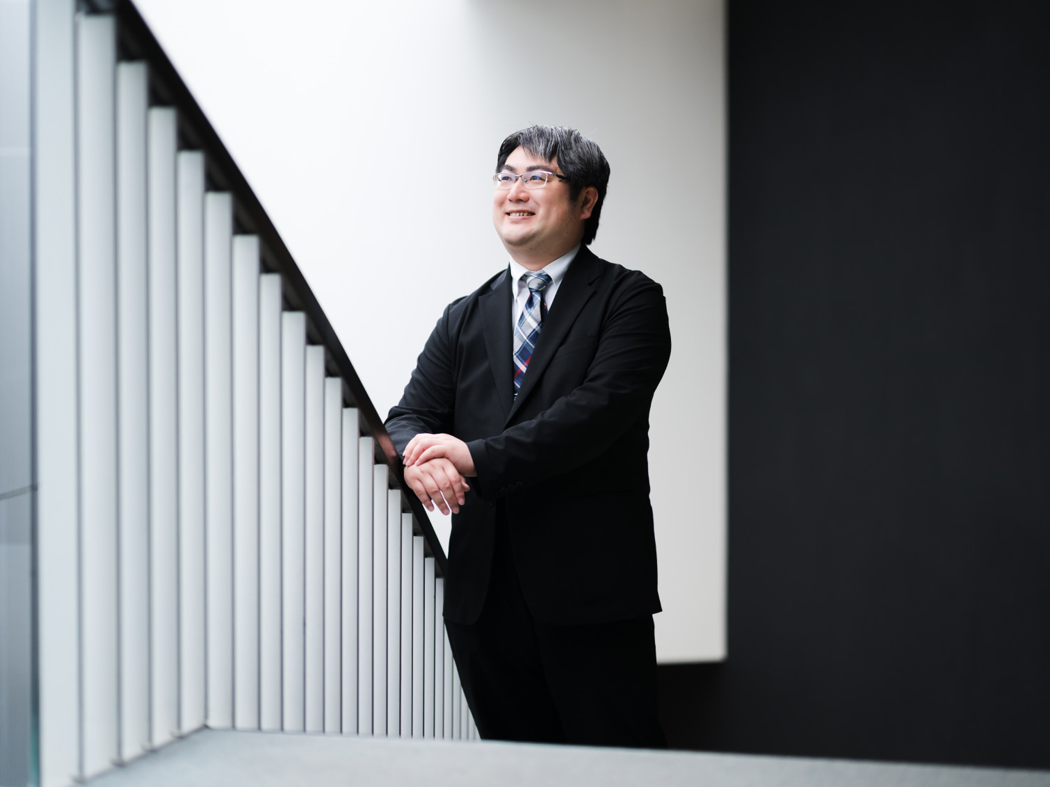 キャンパス内で佇む斎藤遼太郎先生