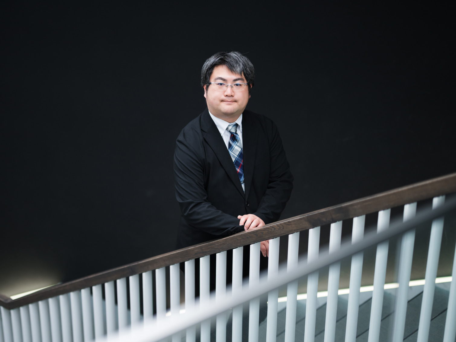 キャンパス内で佇む斎藤遼太郎先生
