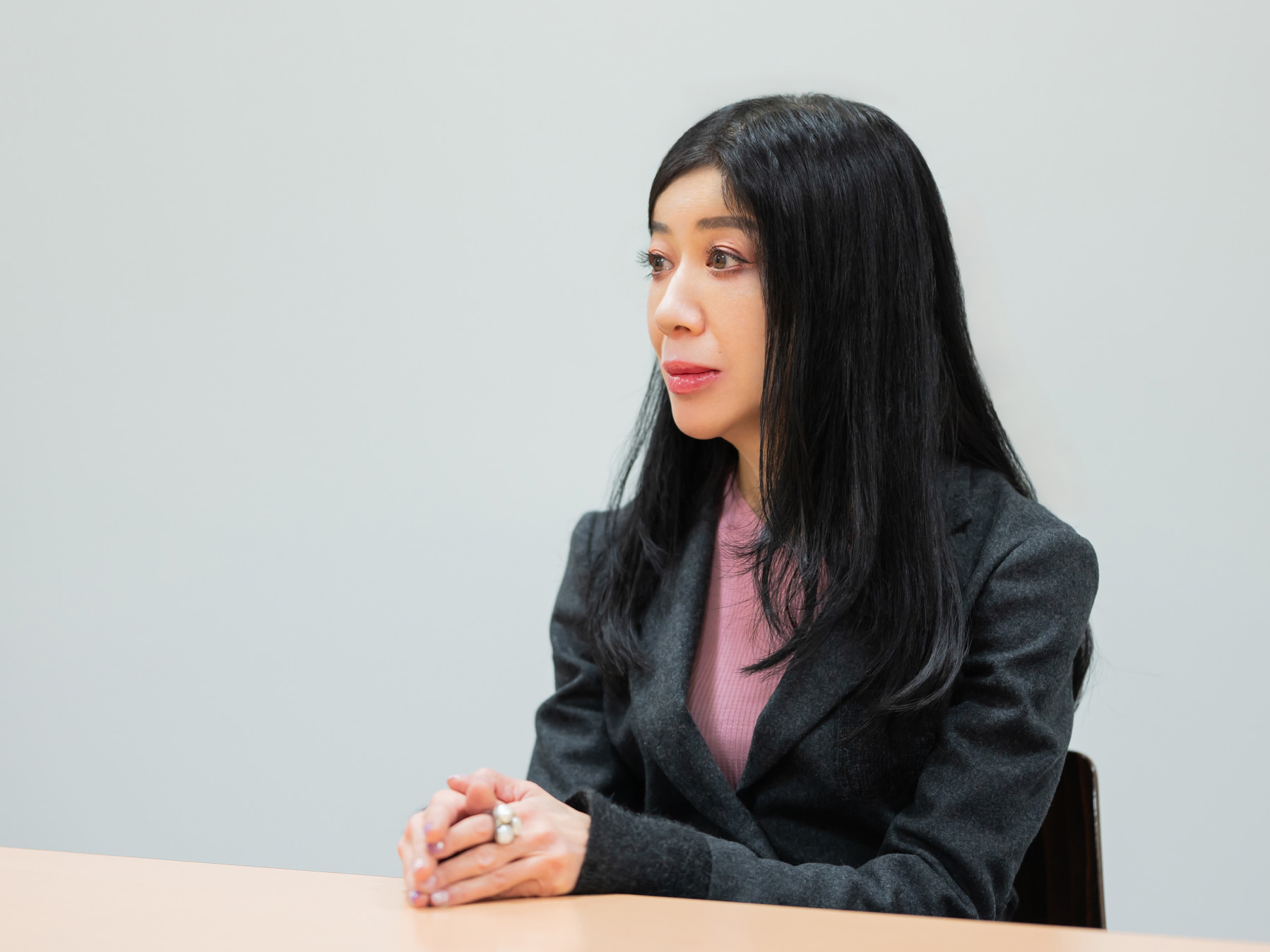 堀井聡江先生がインタビューに応じている様子