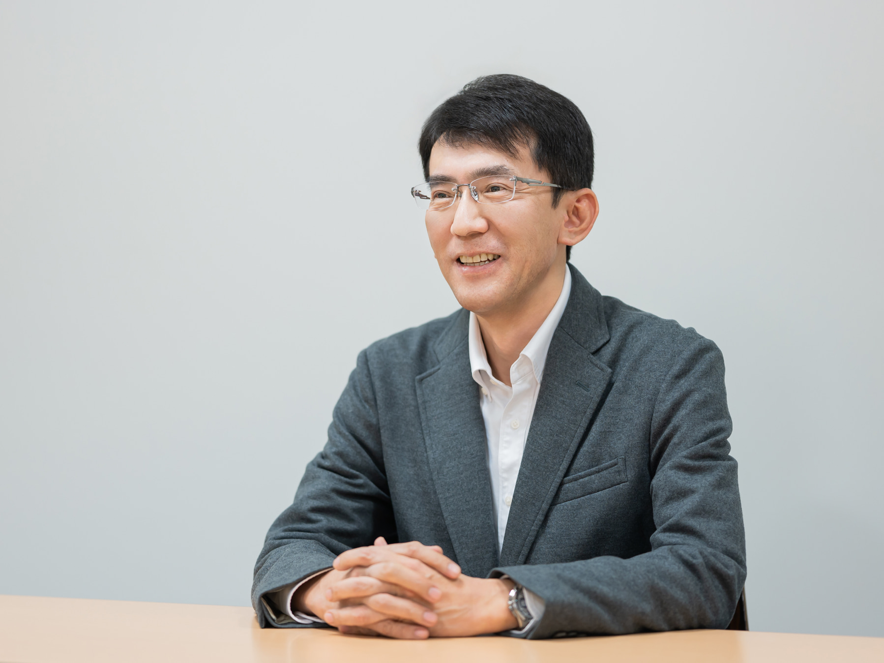 菅原生豊先生がインタビューに応じている様子