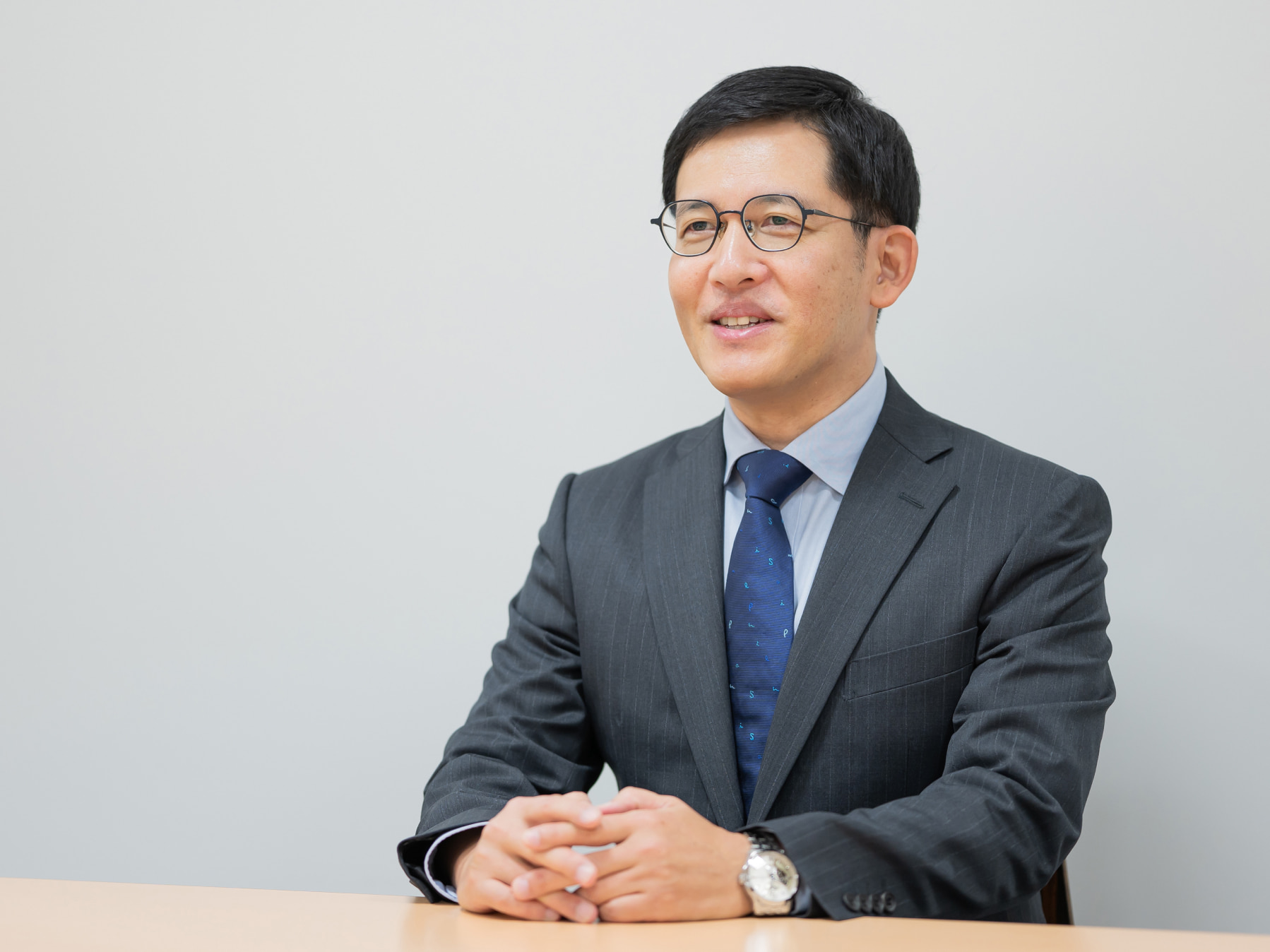 河本祥一先生がインタビューに応じている様子