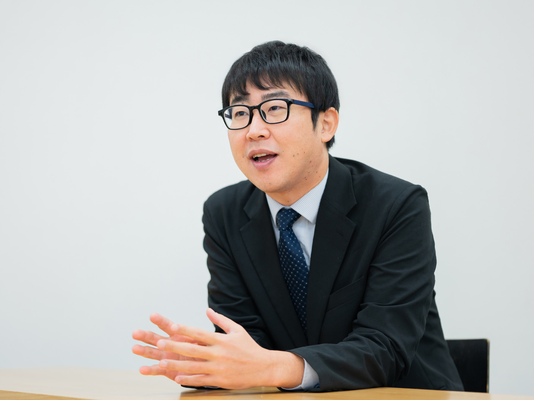小関俊祐先生がインタビューに応じている様子