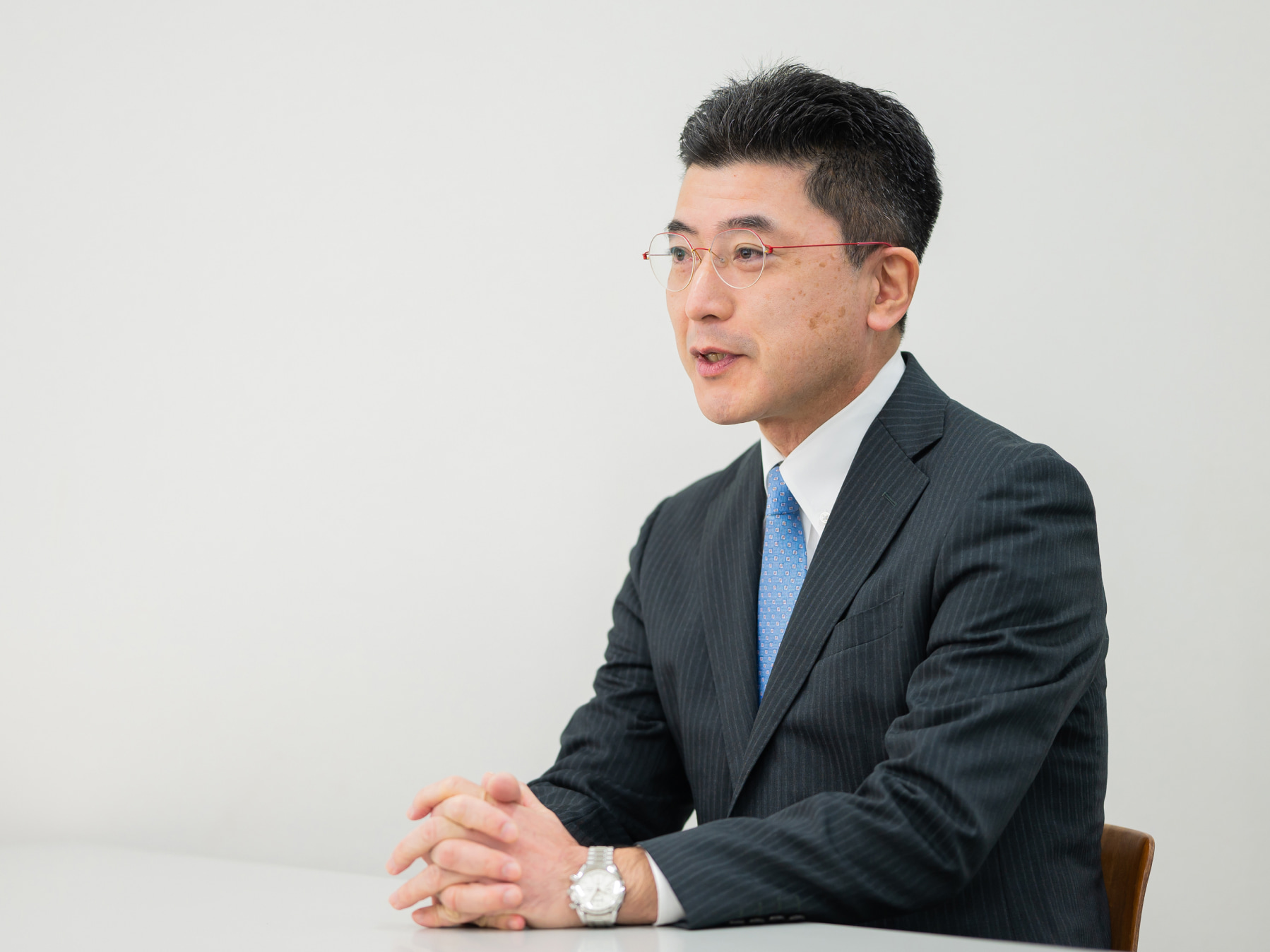 塚本壮一先生がインタビューに応じている様子