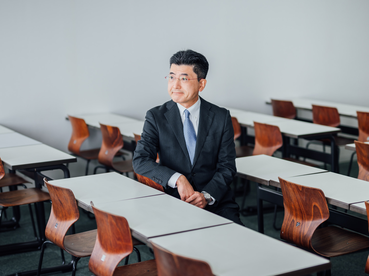 キャンパス内で腰掛ける塚本壮一先生