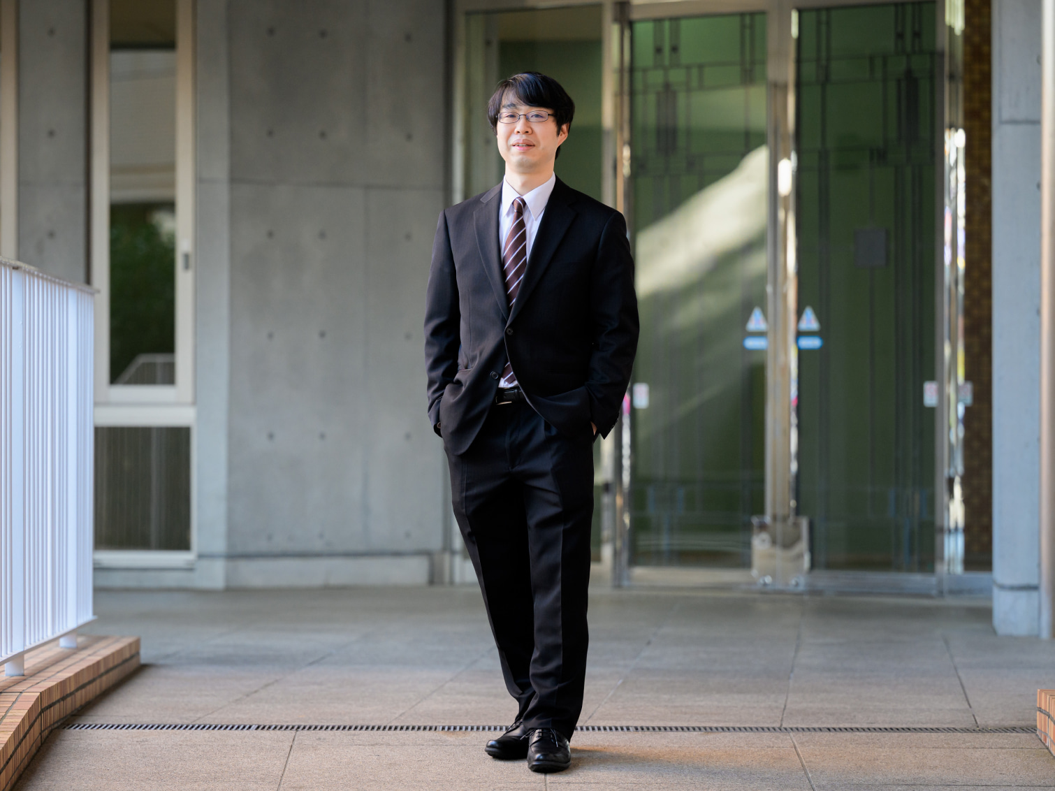 キャンパス内で佇む藤澤太郎先生