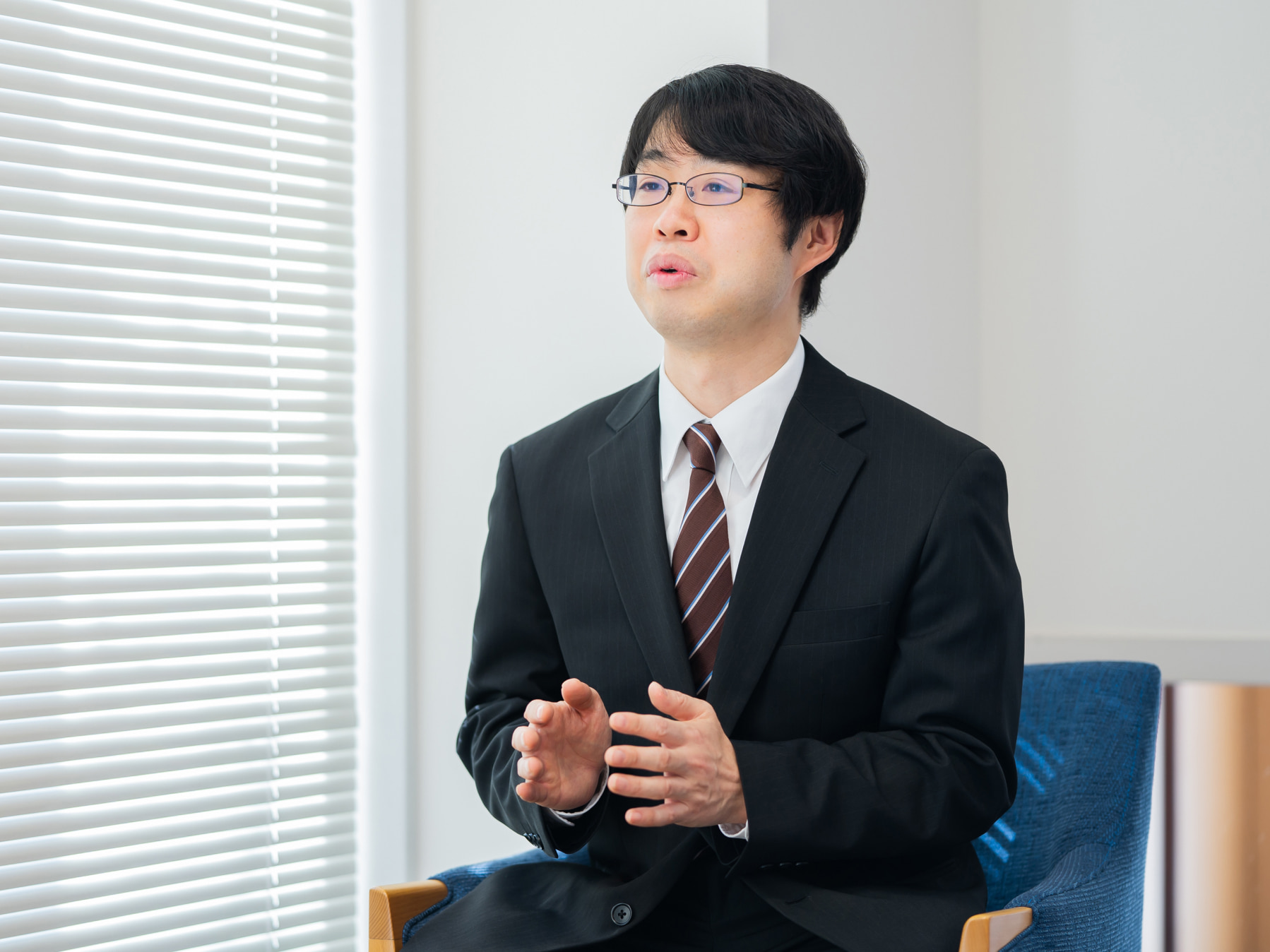 藤澤太郎先生がインタビューに応じている様子