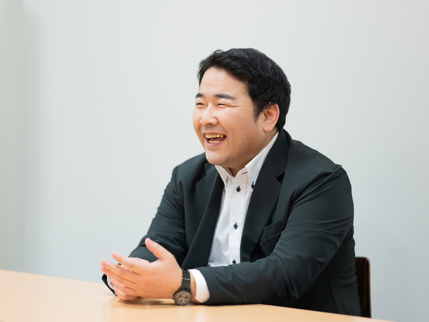 磯崎先生がインタビューに応じている様子