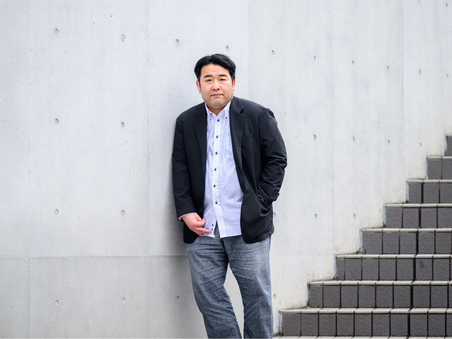 キャンパス内で佇む磯崎先生