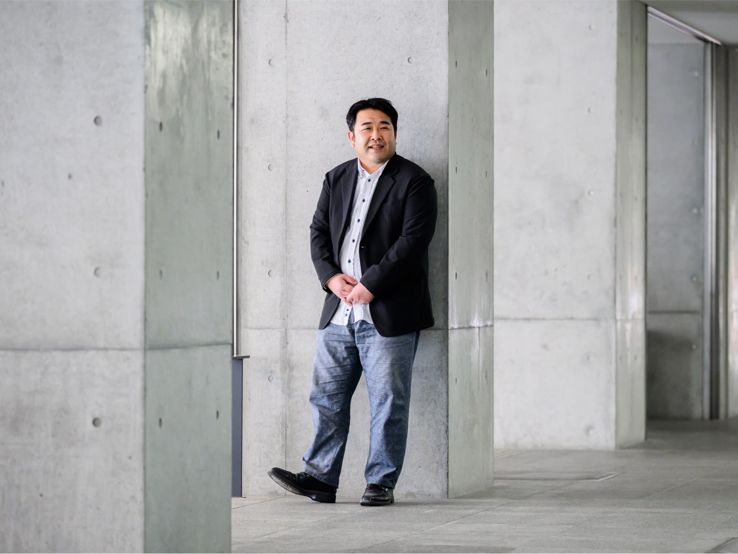 キャンパス内で佇む磯崎先生