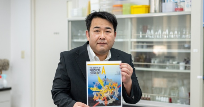 自身の論文が表紙に採択された英文学術雑誌を持つ磯崎先生