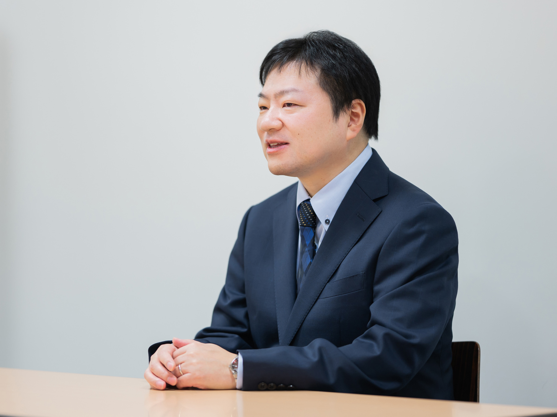 有田友和先生がインタビューに応じている様子