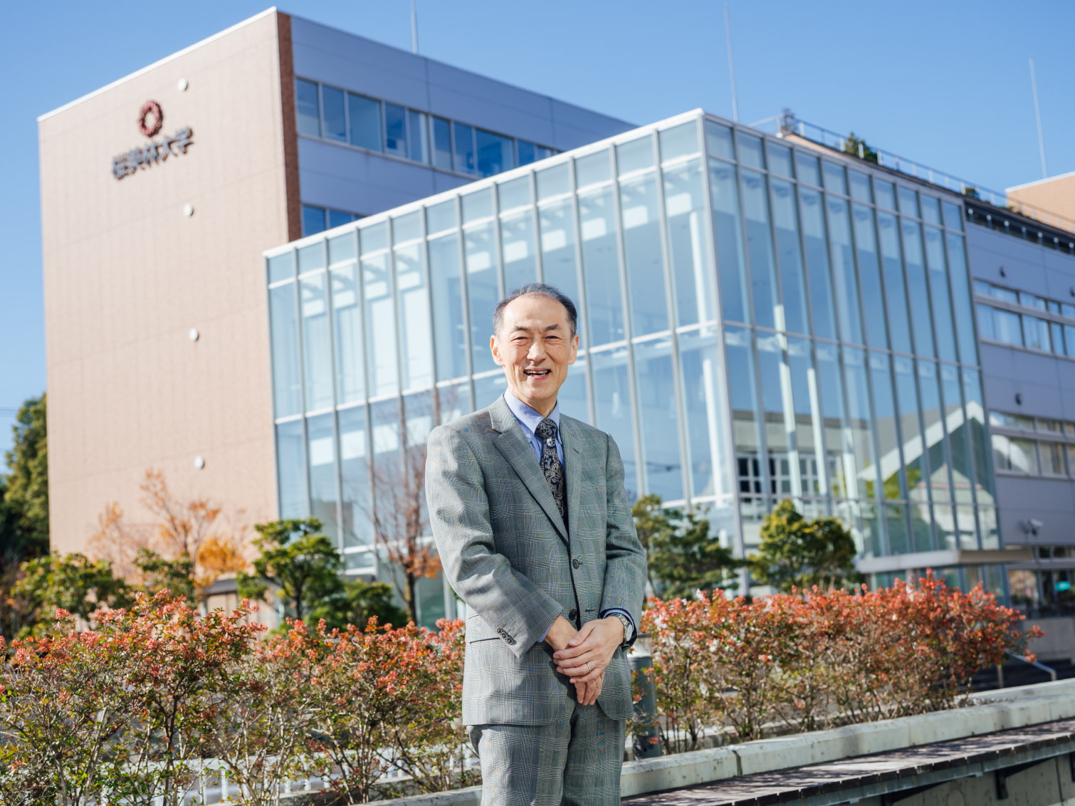 キャンパス内で佇む田中暁龍先生