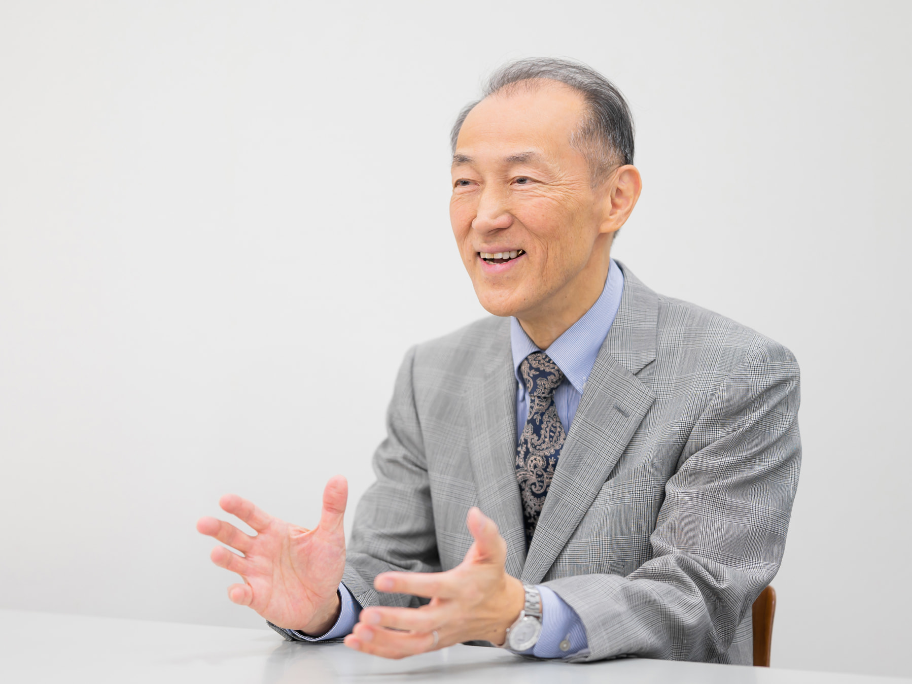 田中暁龍先生がインタビューに応じている様子