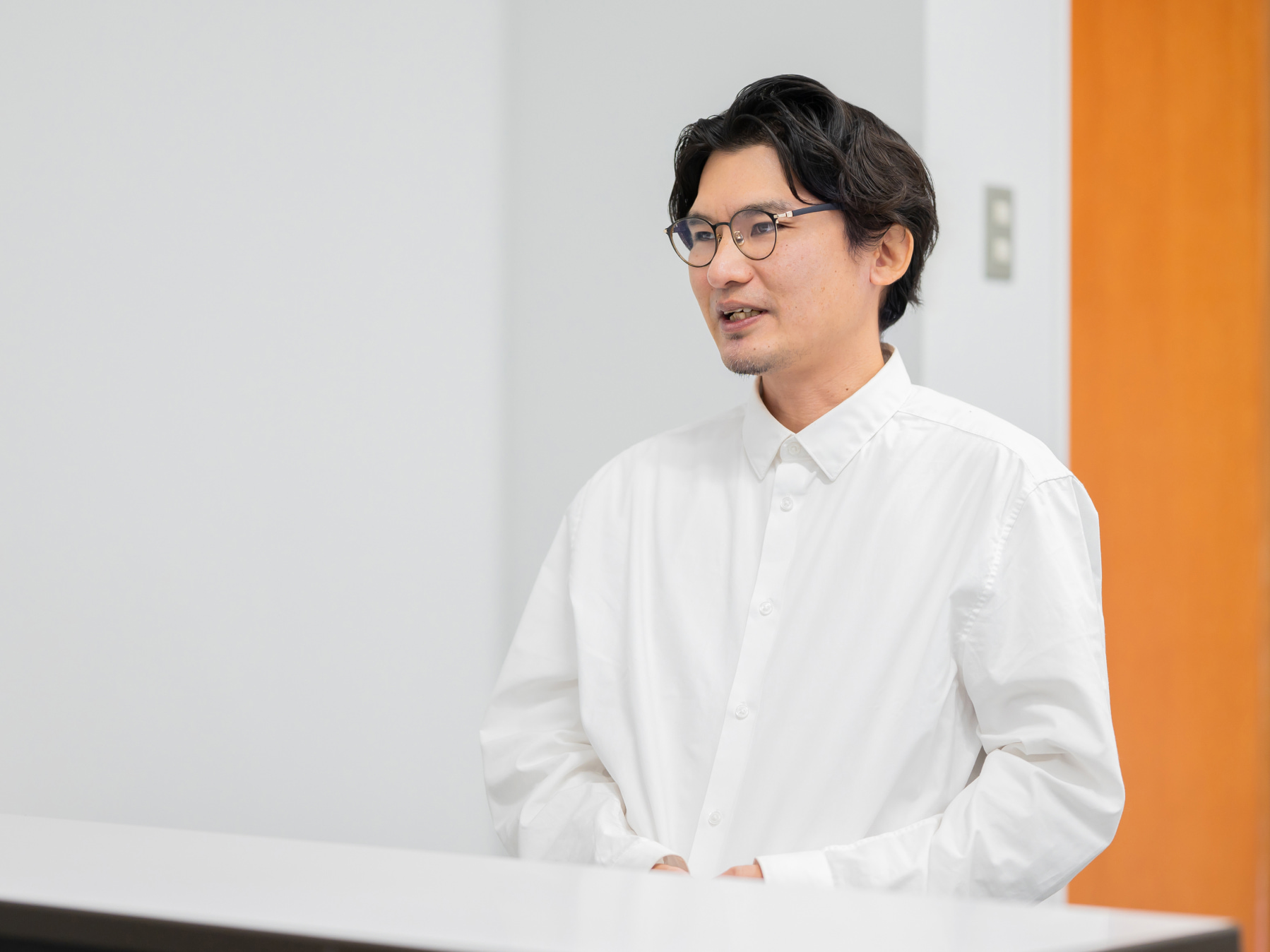 江藤佑先生がインタビューに応じている様子