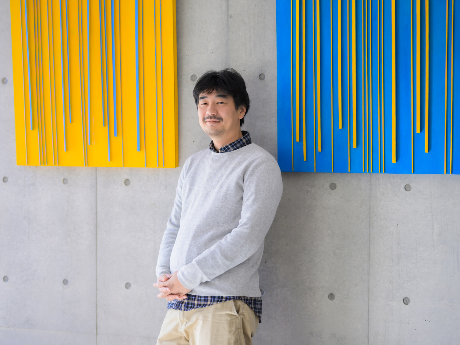 キャンパス内で佇む野間唯先生