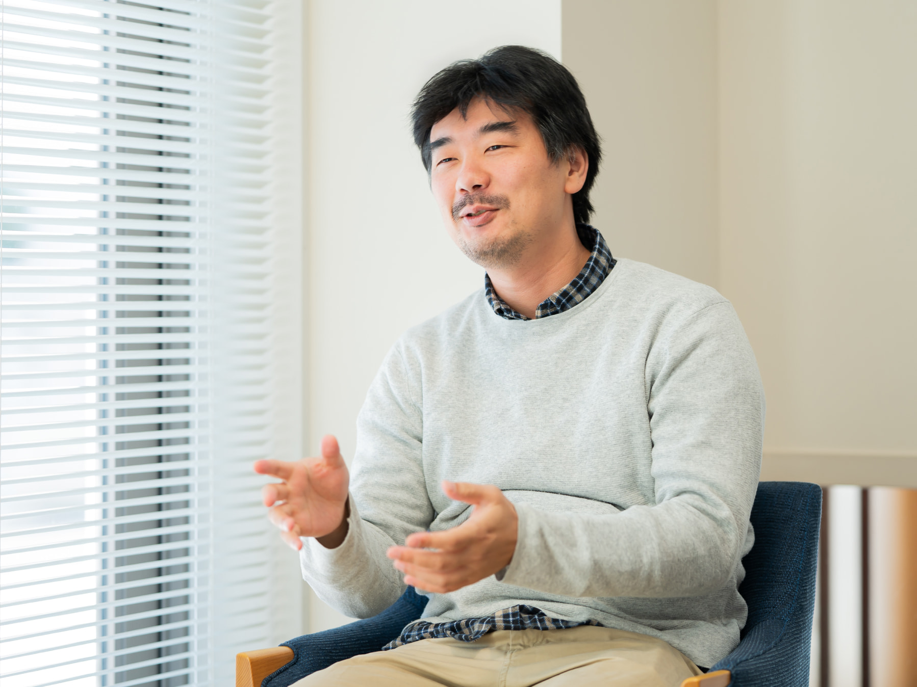 野間唯先生がインタビューに応じている様子