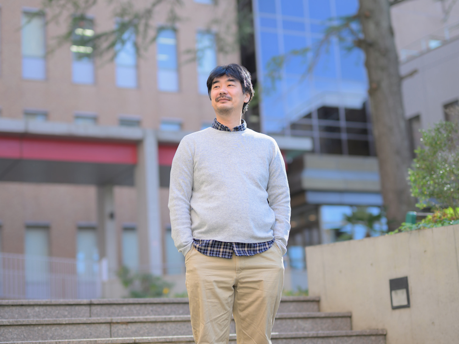 キャンパス内で佇む野間唯先生