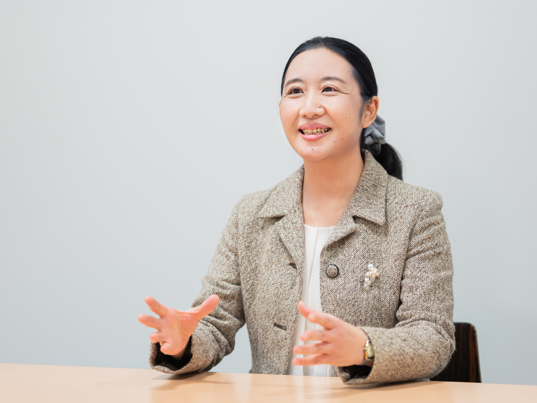出島有紀子先生がインタビューに応じている様子