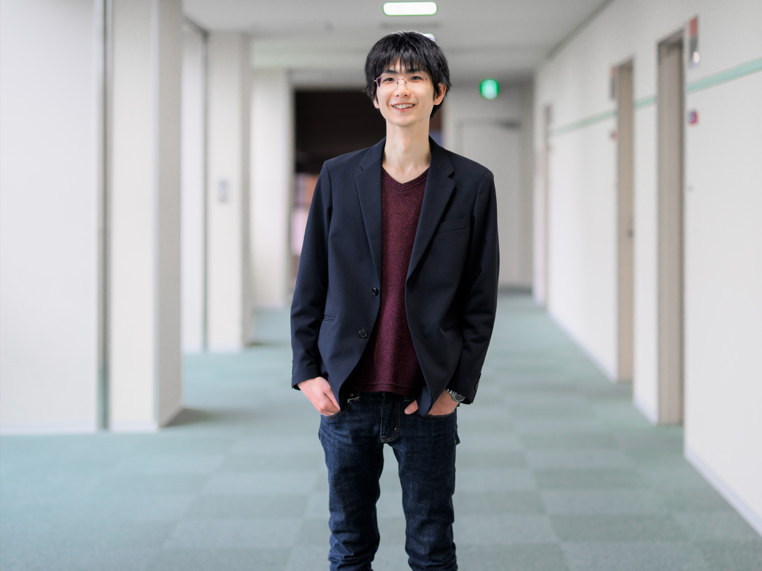 キャンパス内で佇む大矢佑基先生