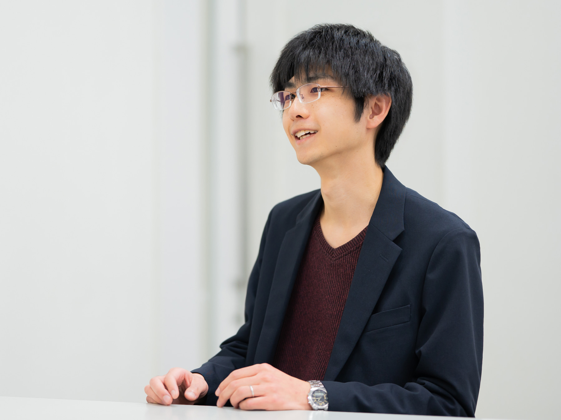 大矢佑基先生がインタビューに応じている様子