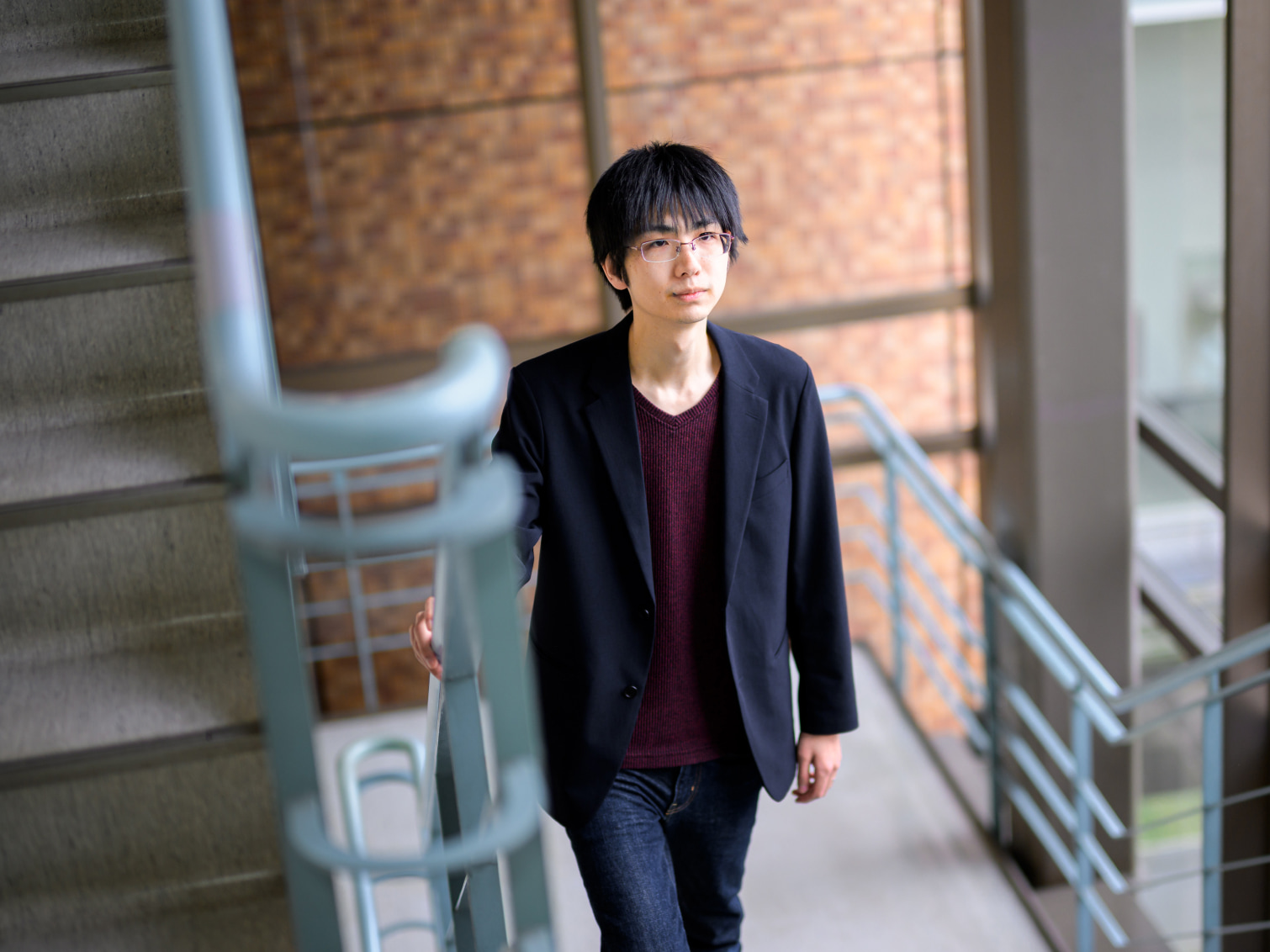 キャンパス内で佇む大矢佑基先生