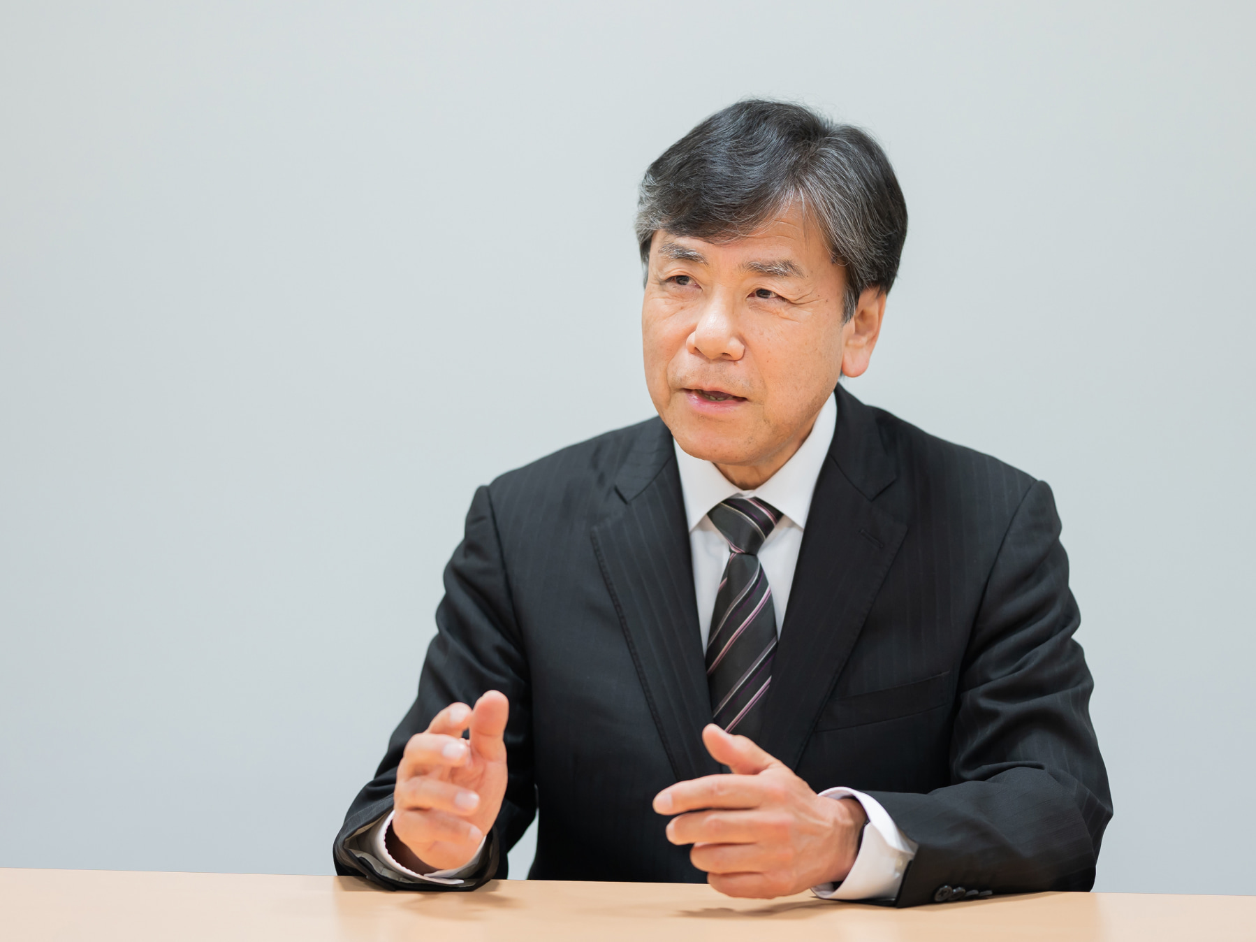 坂口敦先生がインタビューに応じている様子