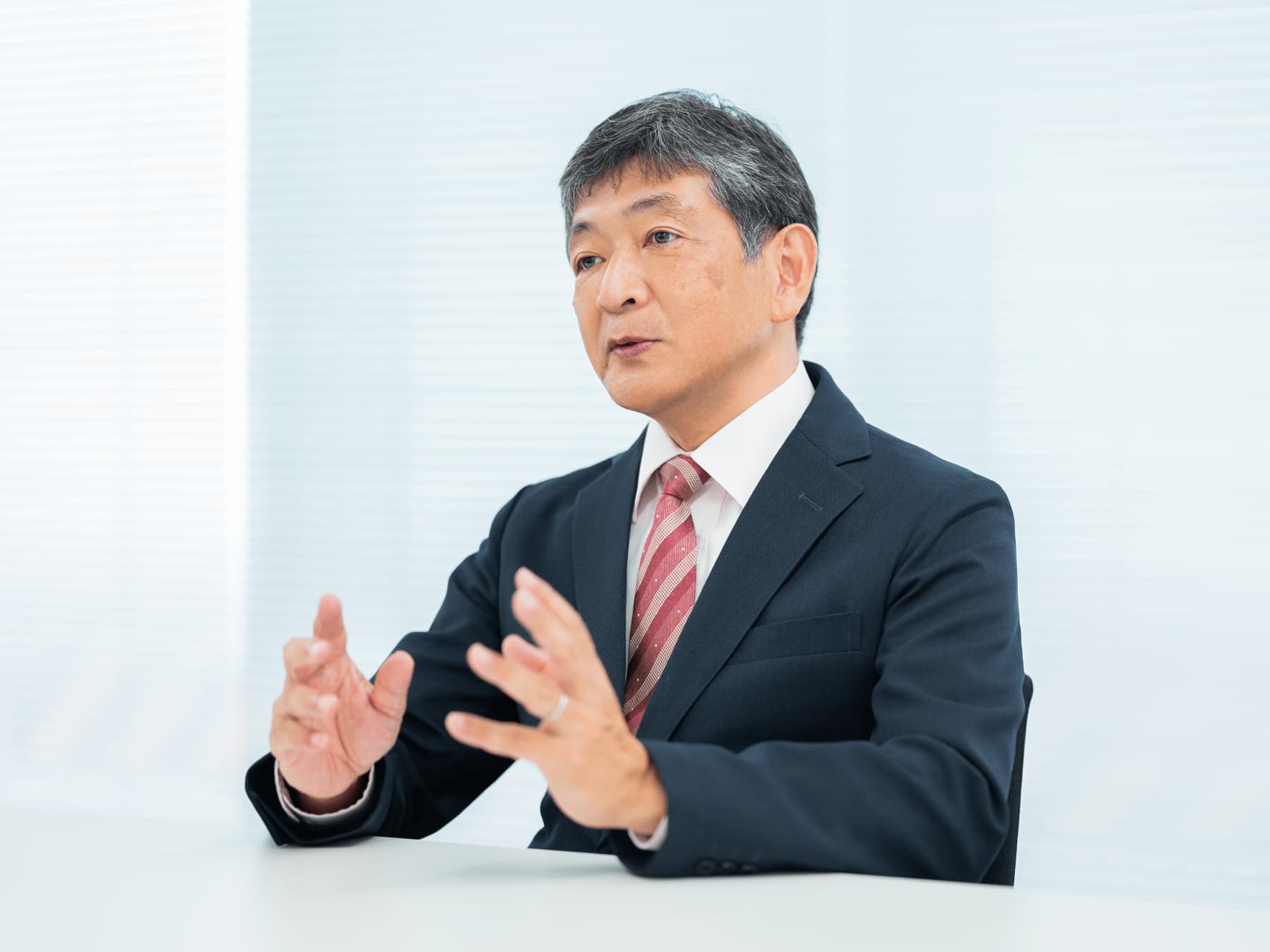 相原弘明先生がインタビューに応じている様子