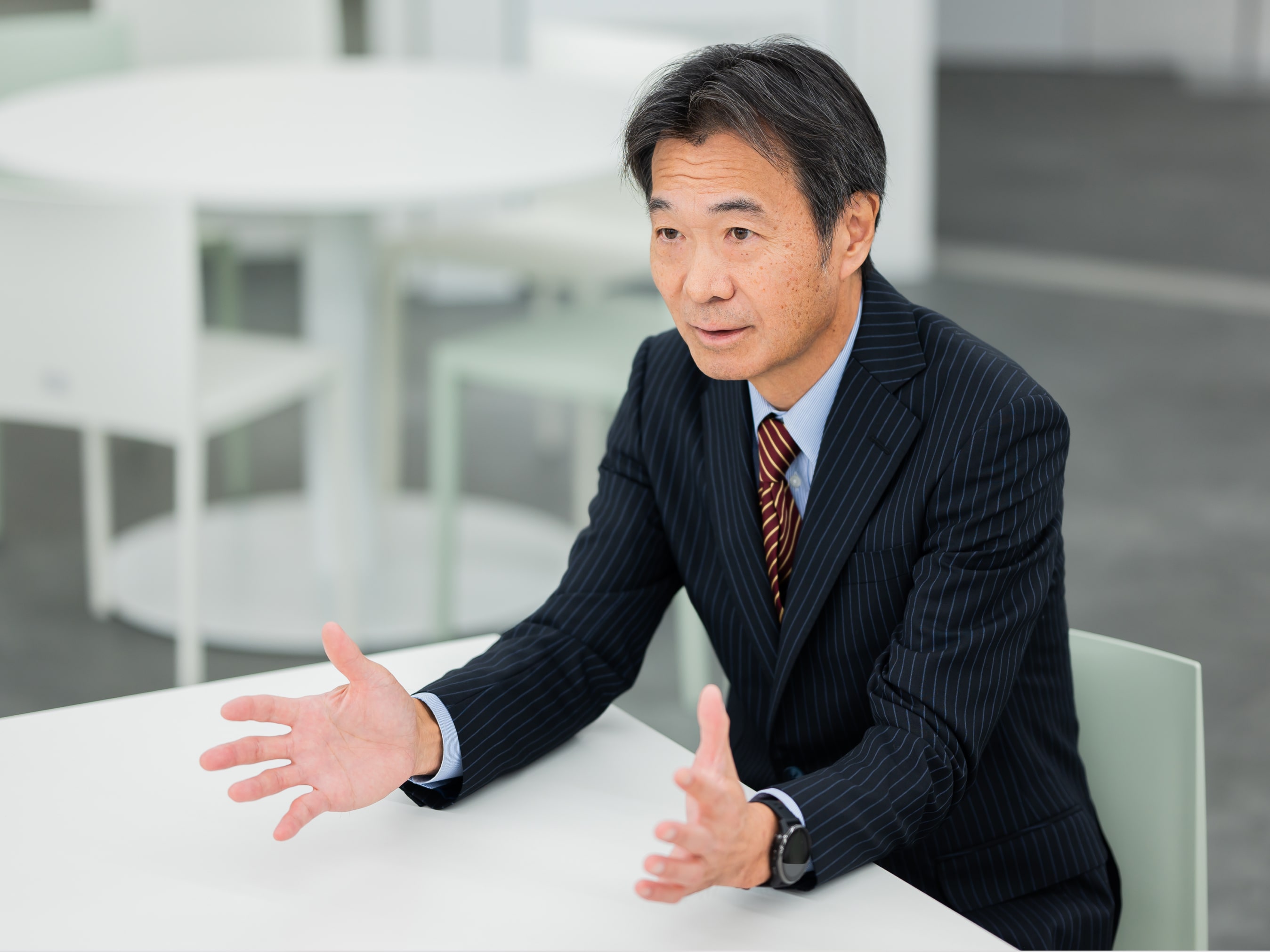 湯本到先生がインタビューに応じている様子