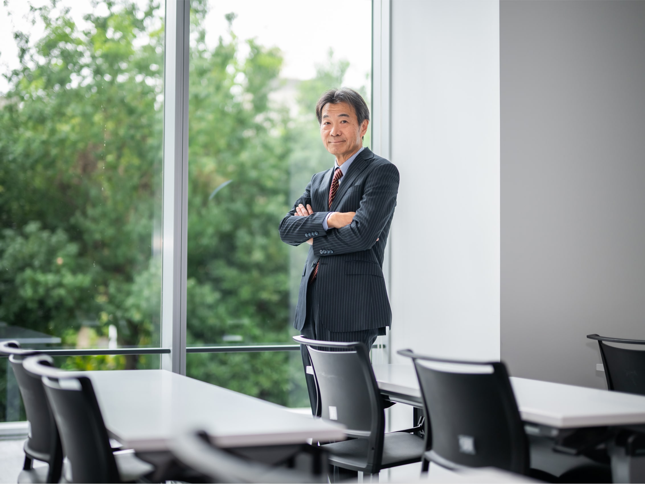 教室内で佇む湯本到先生