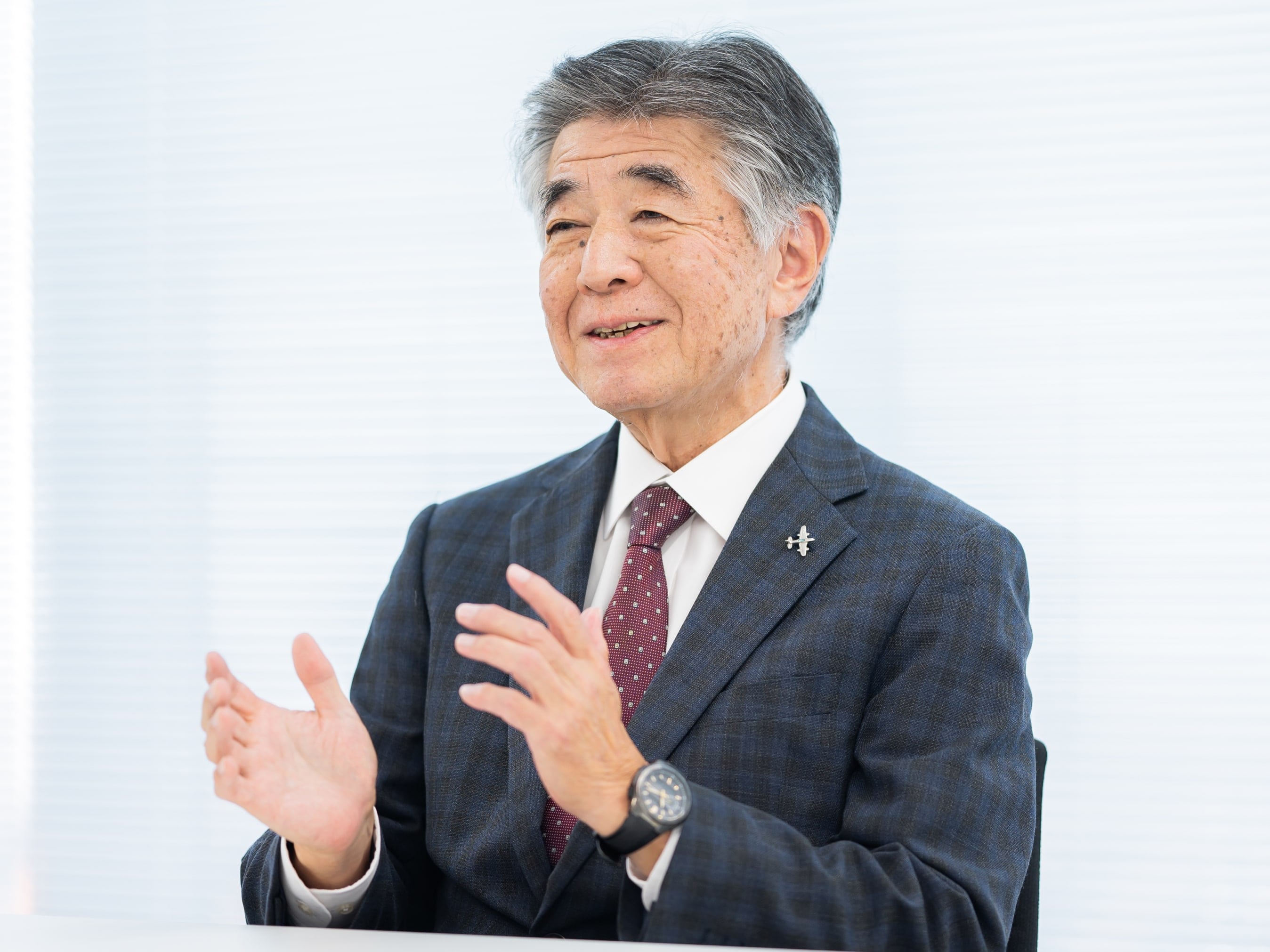 林譲治先生がインタビューに応じている様子