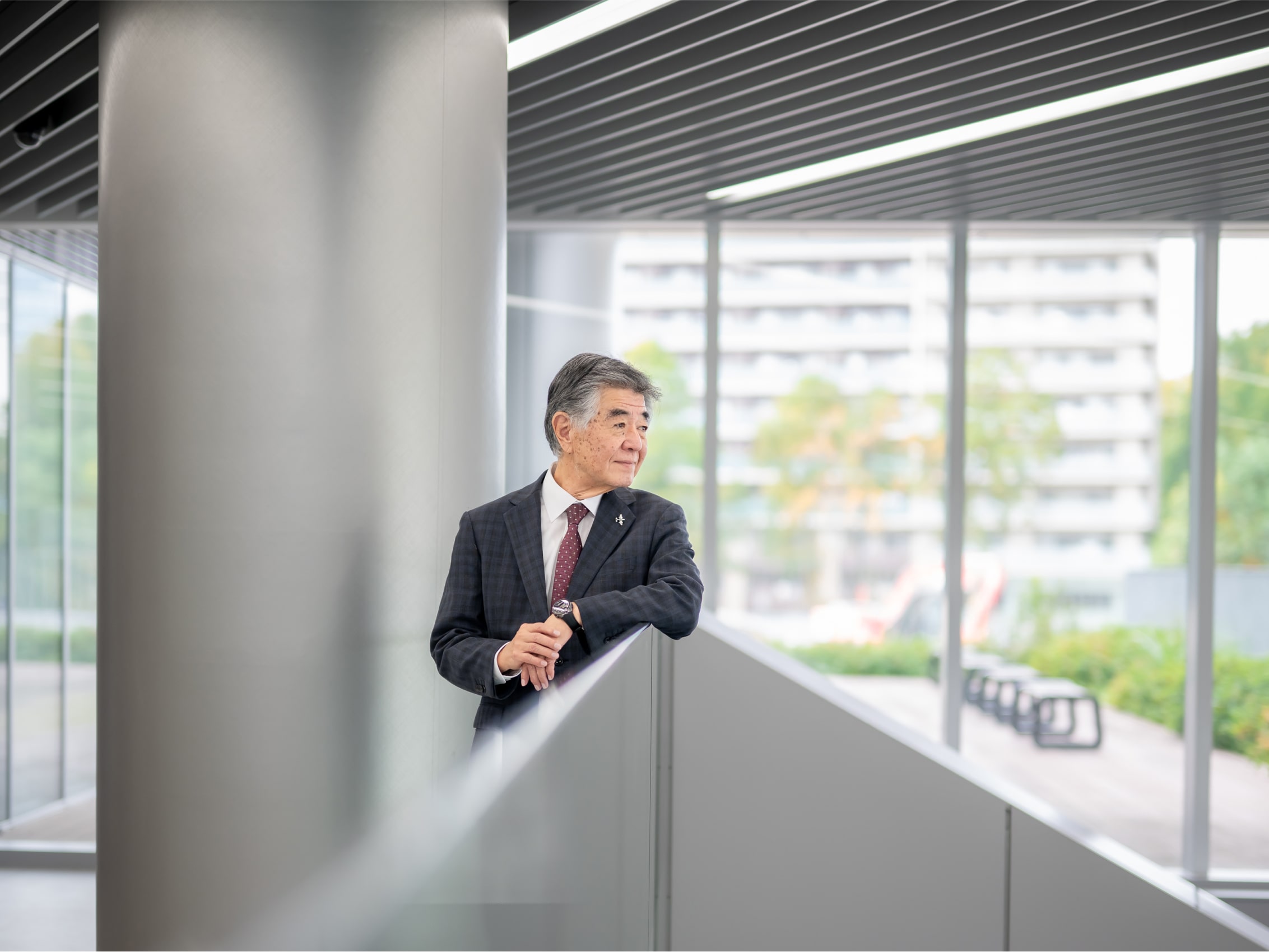 校舎内で佇む林譲治先生