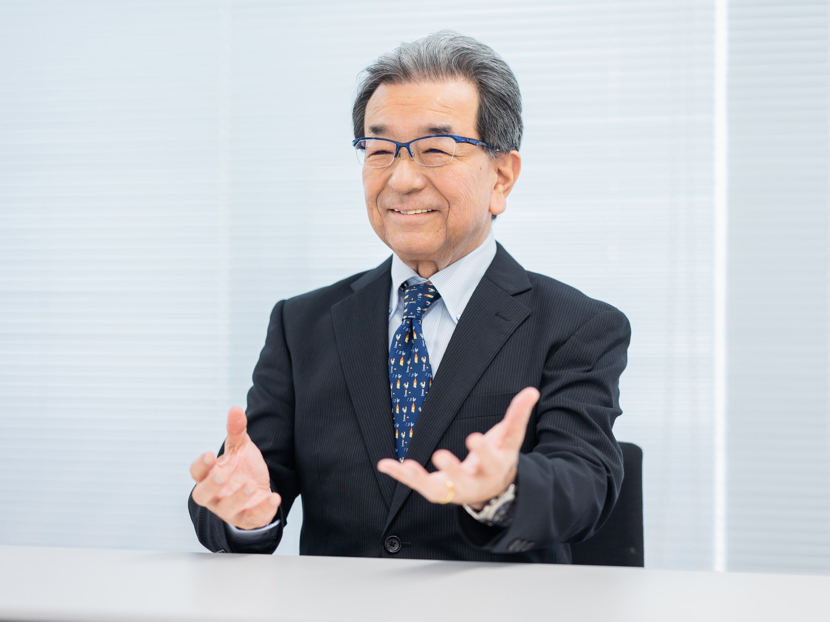 坂倉潤一先生がインタビューに応じている様子