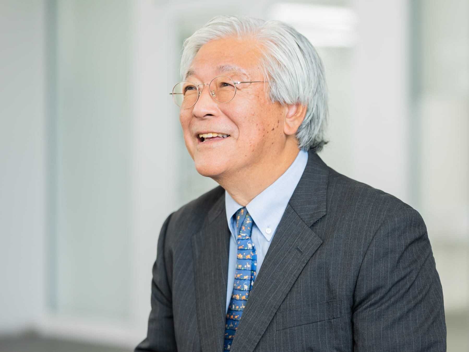 神戸清行先生がインタビューに応じている様子
