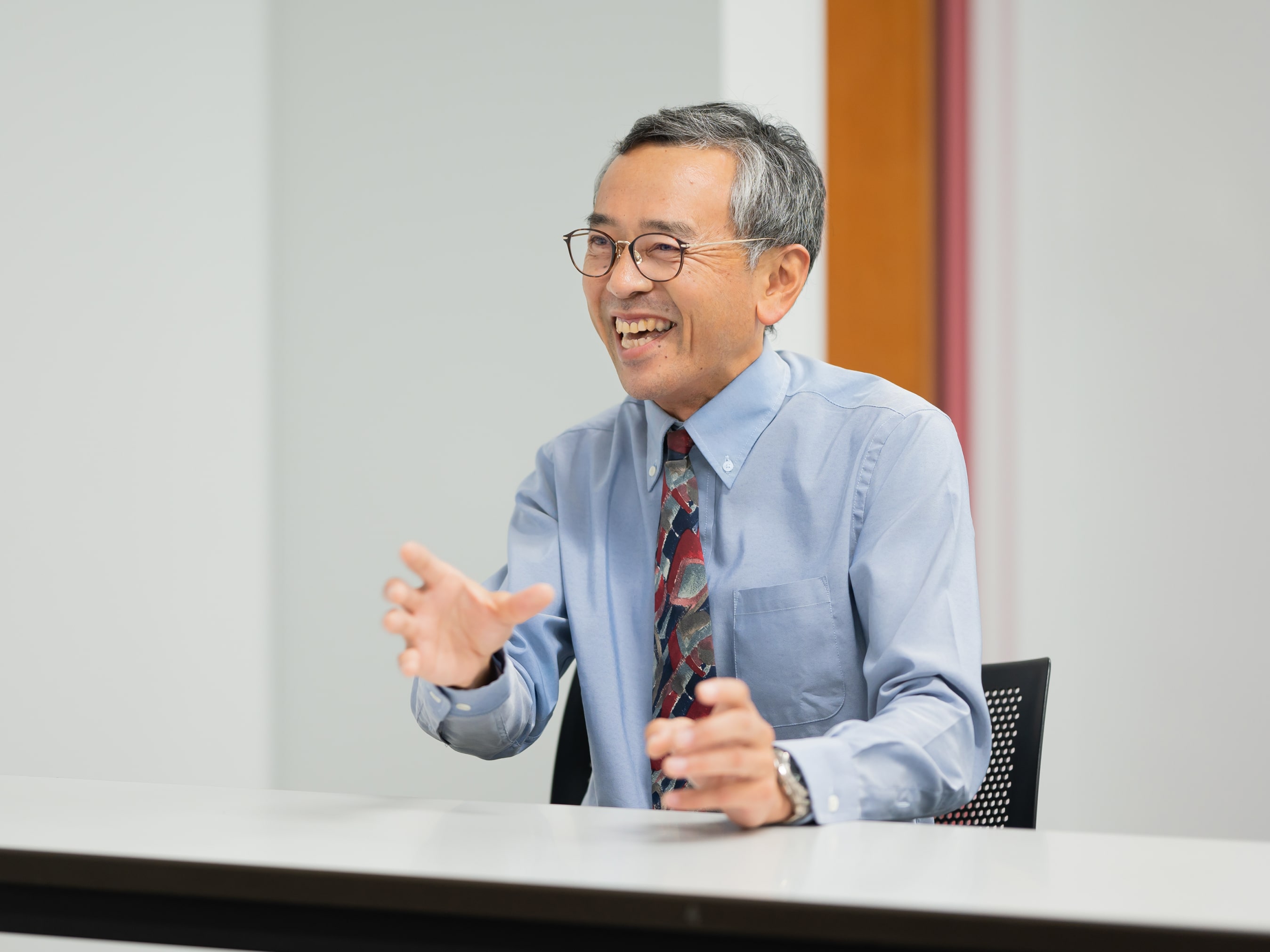 伊藤貢司先生がインタビューに応じている様子