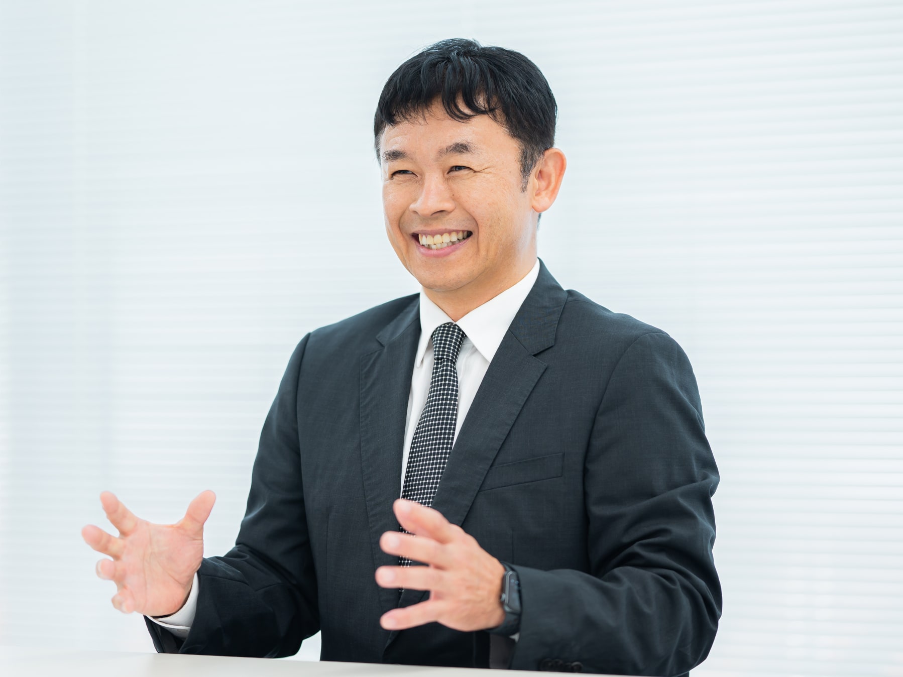 伏見雅治先生がインタビューに応じている様子