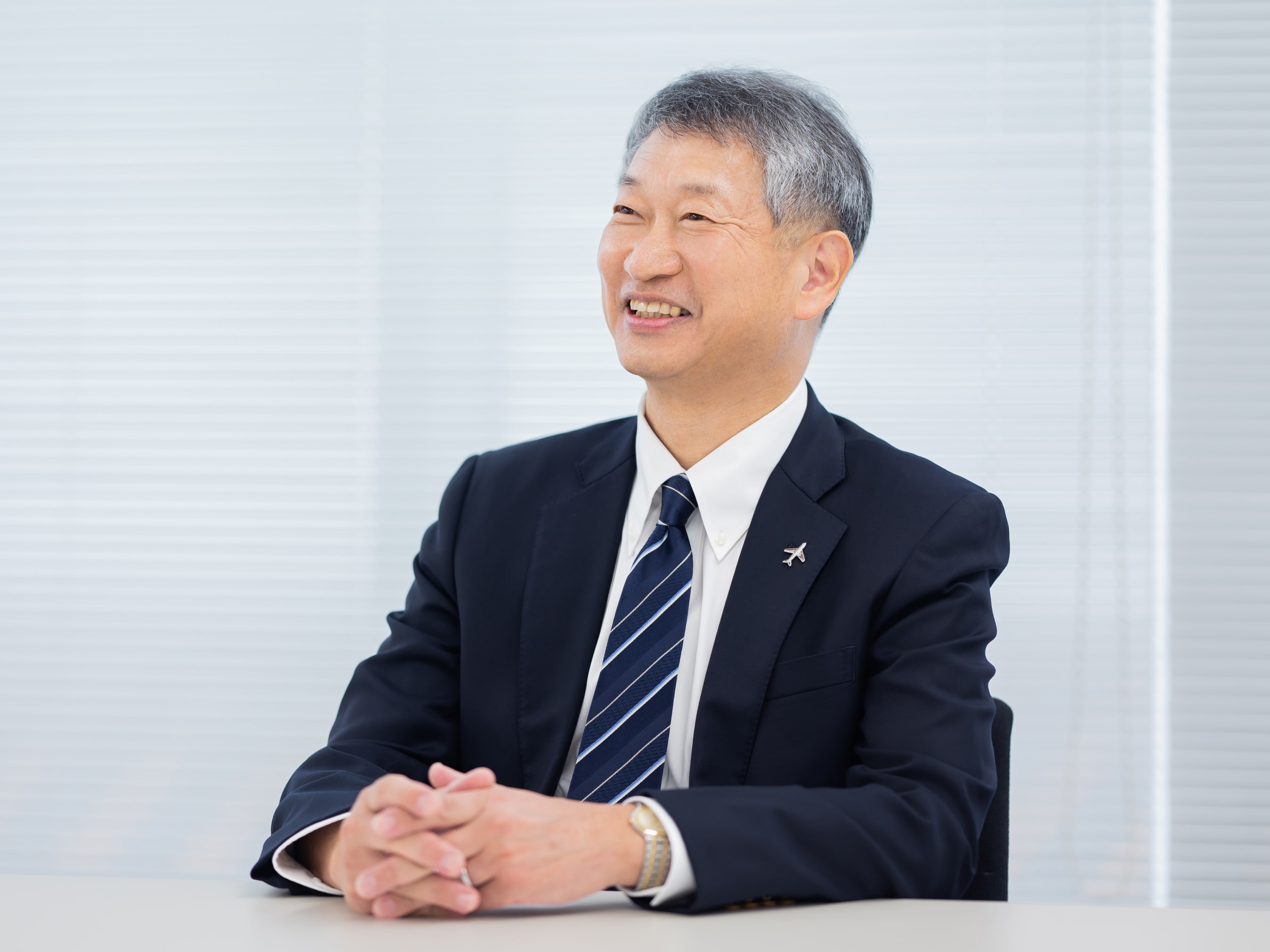 義本正実先生がインタビューに応じている様子