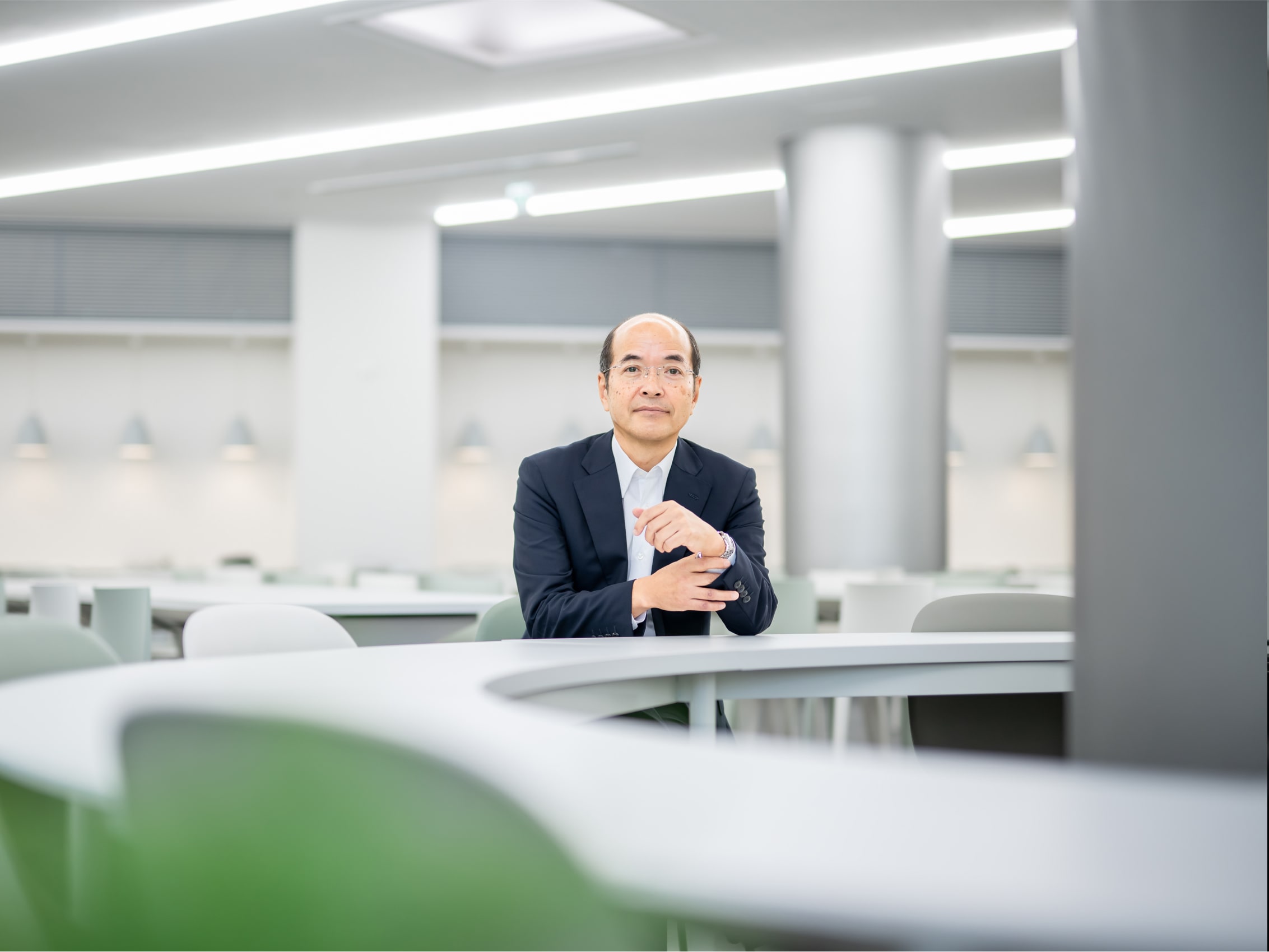 教室内で腰掛ける堤正行先生