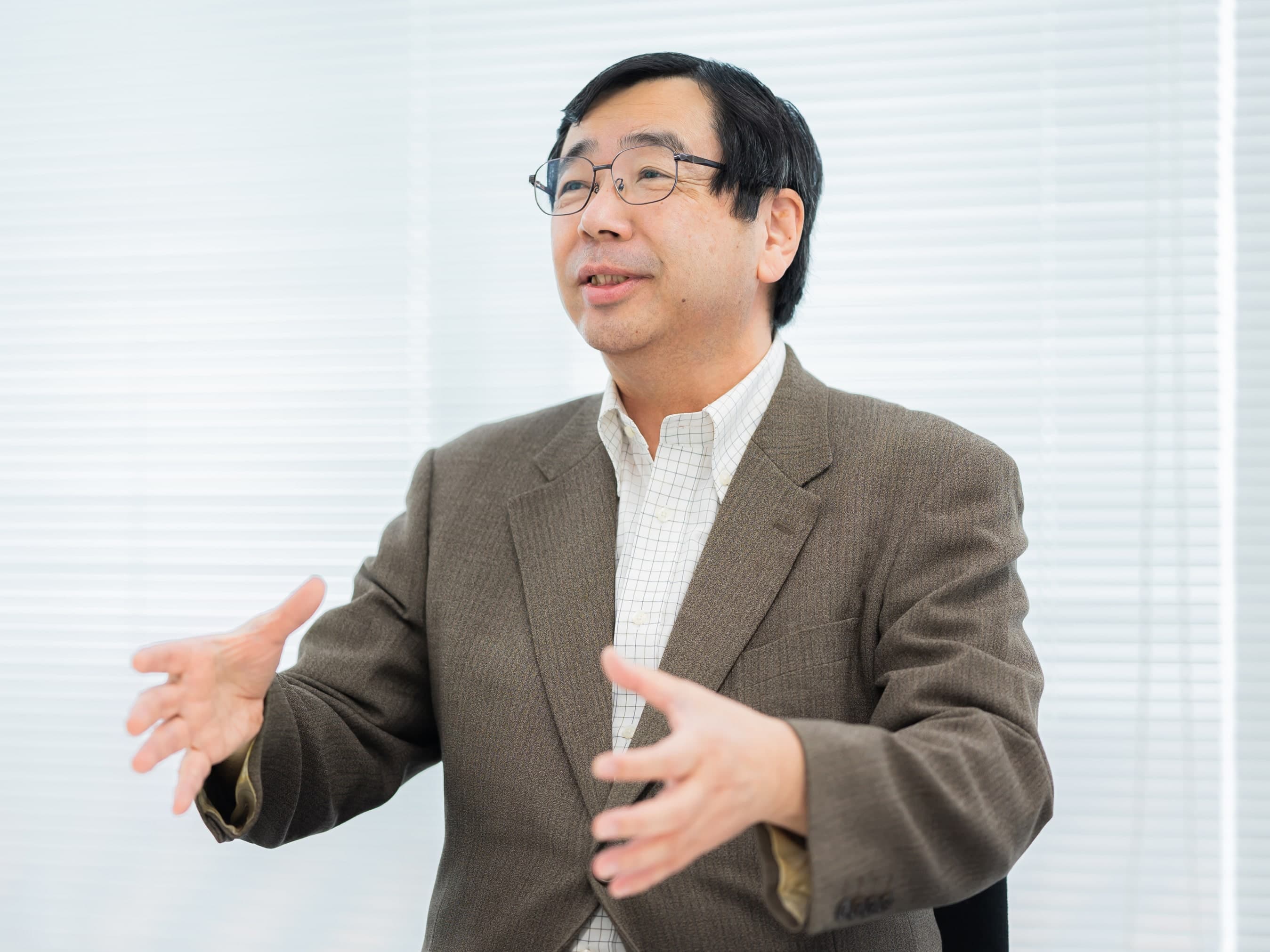 狭間達也先生がインタビューに応じている様子