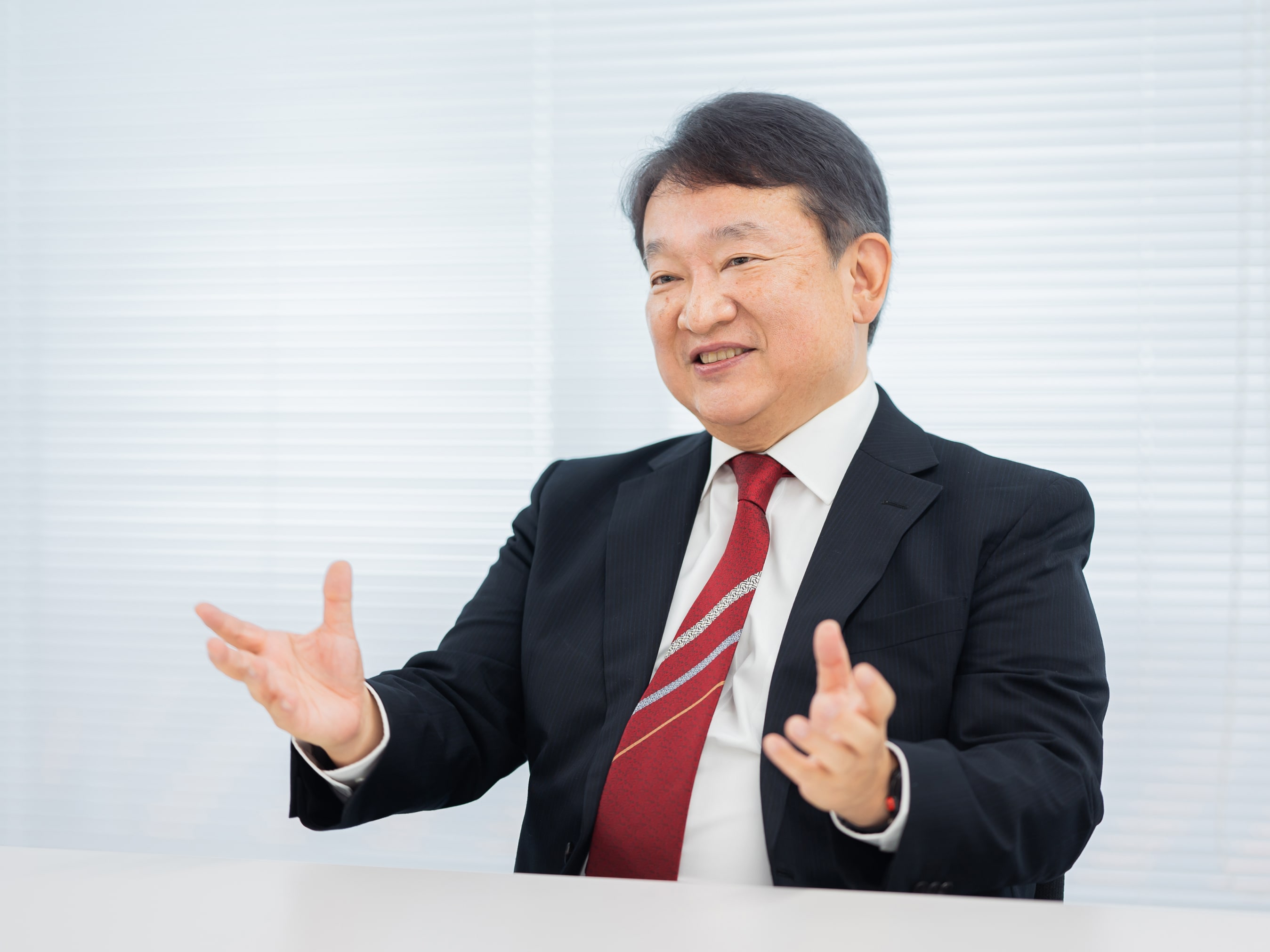 扇山徹先生がインタビューに応じている様子