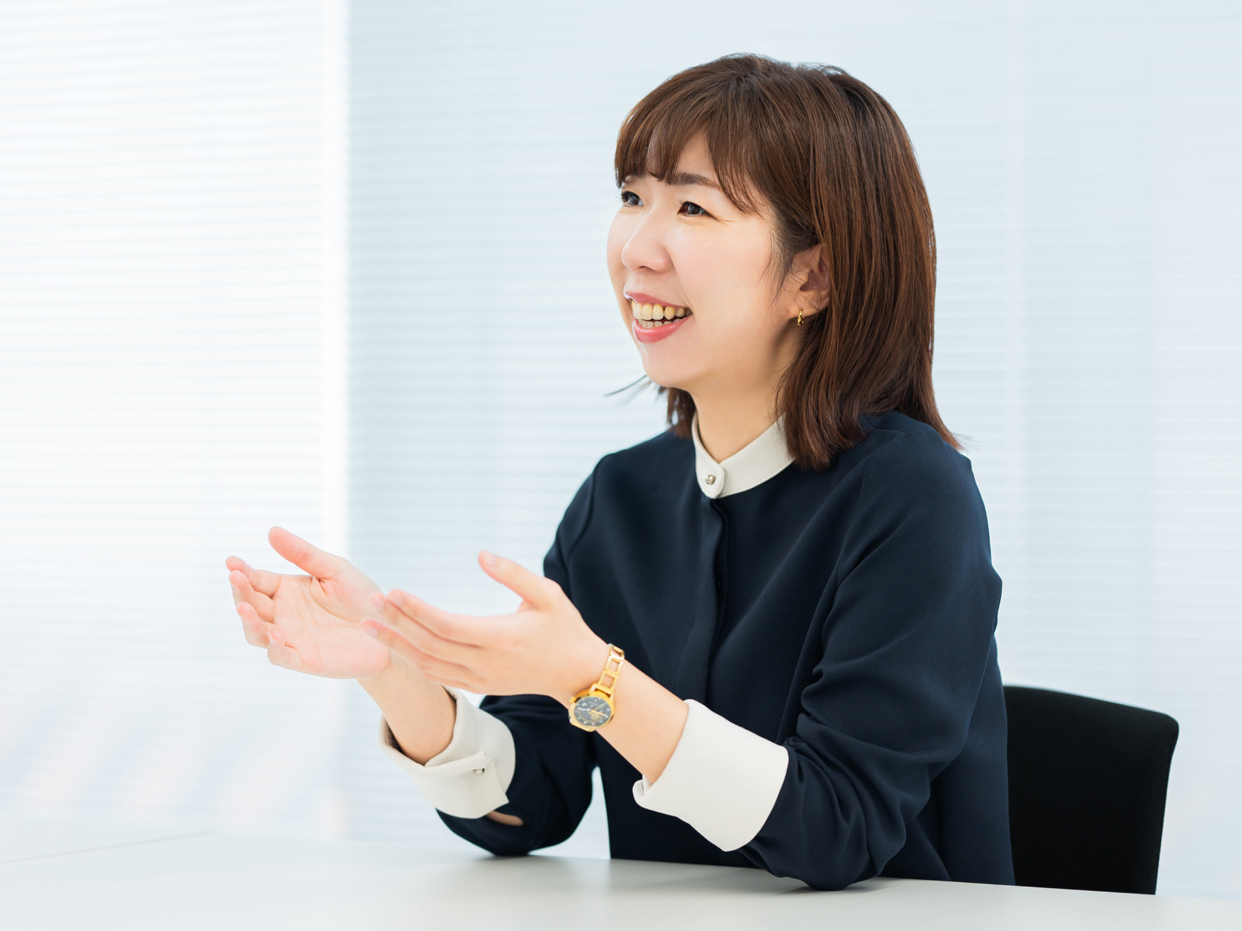 藤田友香先生がインタビューに応じている様子