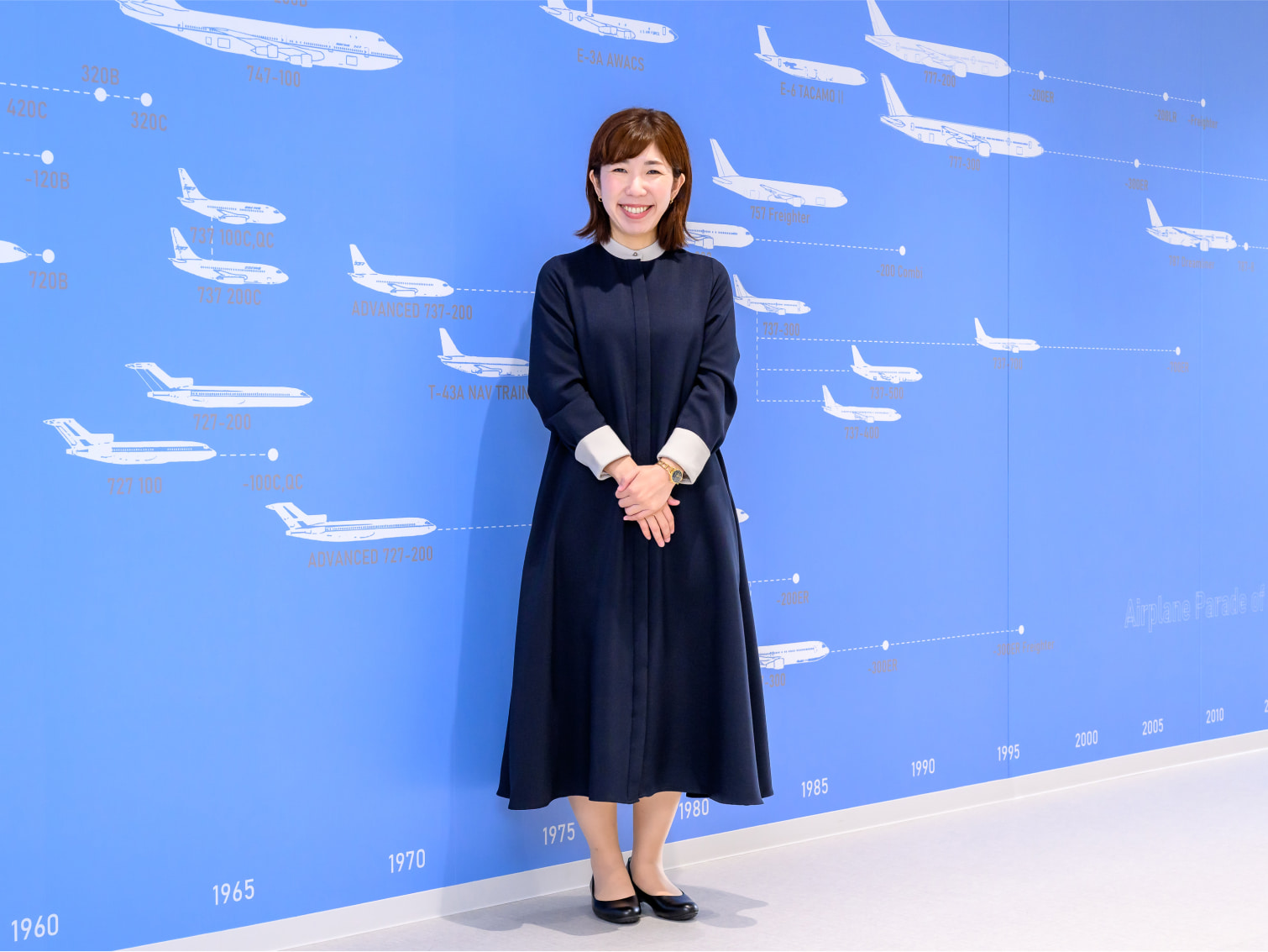 キャンパス内で笑顔を見せる藤田友香先生