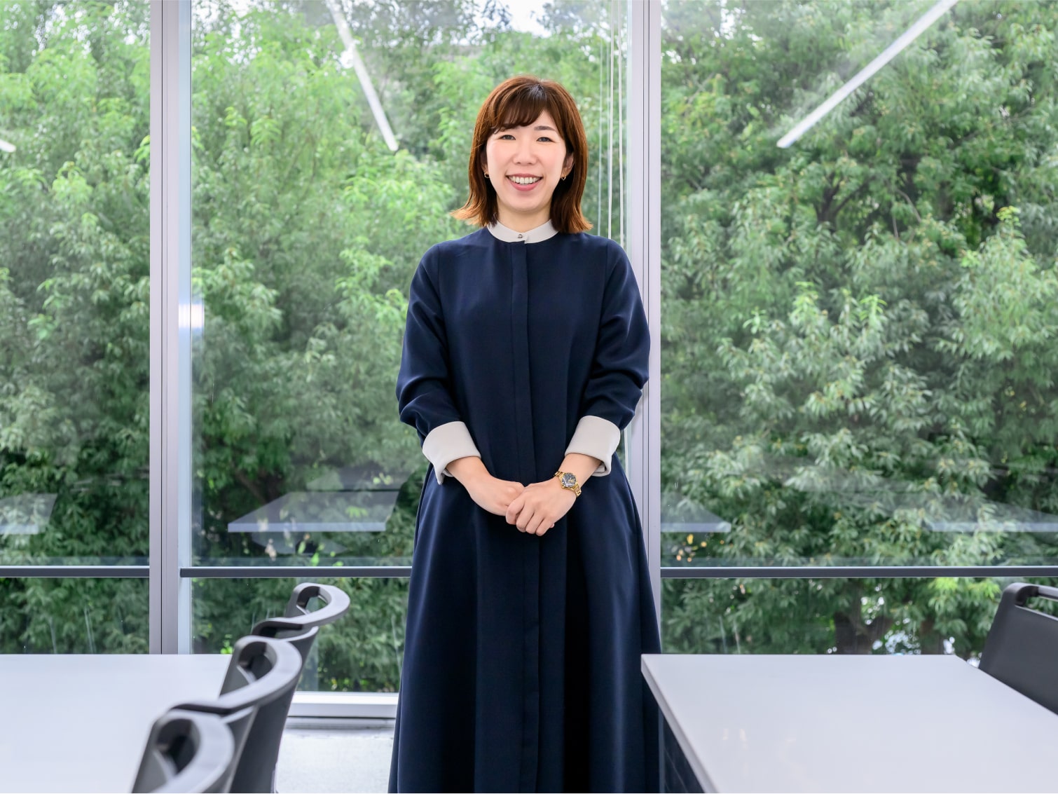 キャンパス内で笑顔を見せる藤田友香先生