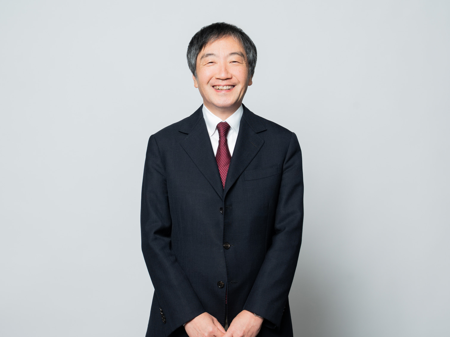 笑顔で佇む大墻敦先生