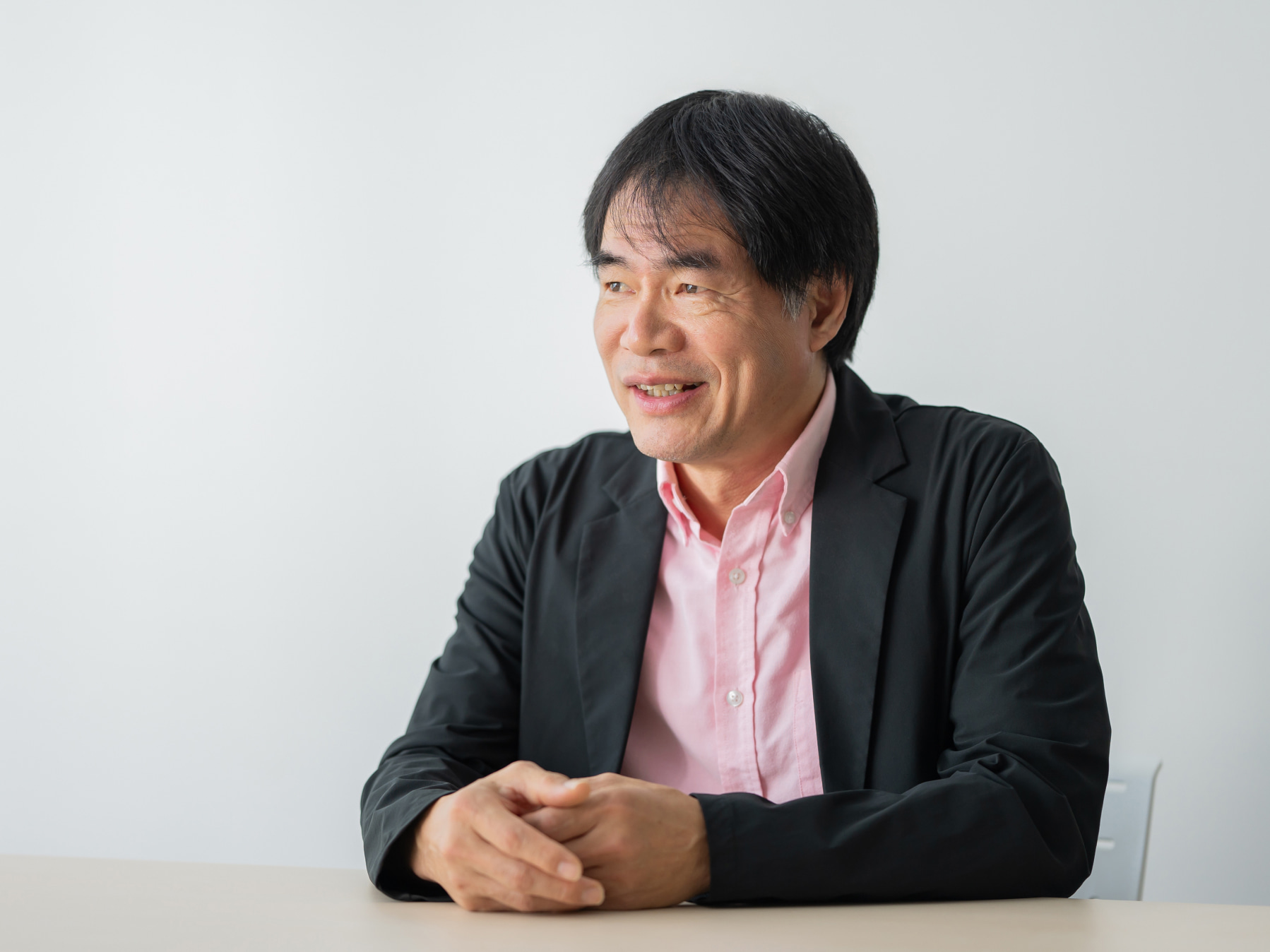 ド マン ホーン先生がインタビューに応じている様子