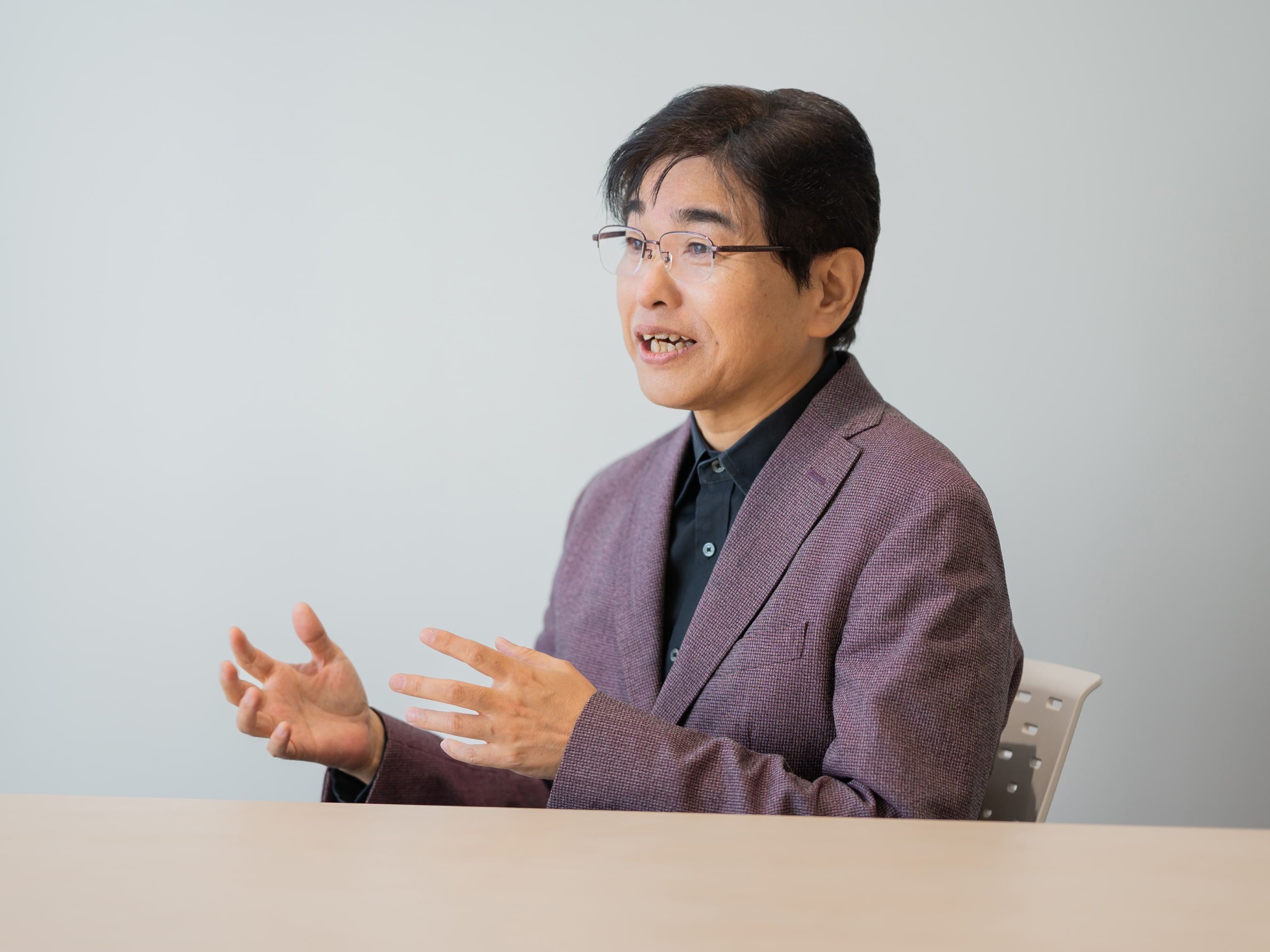 宮本文幸先生がインタビューに応じている様子