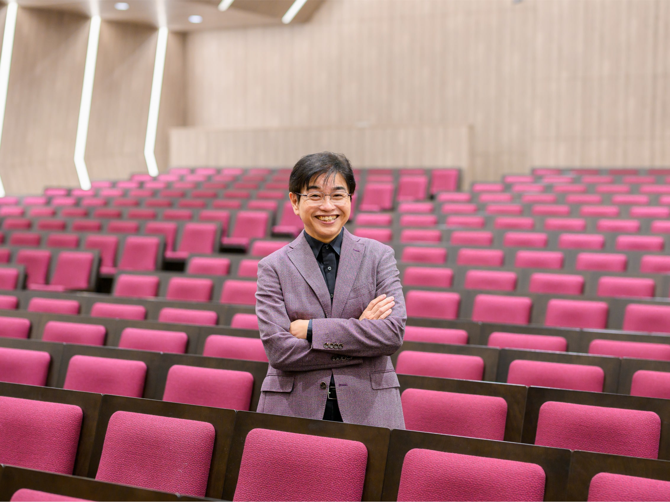 ホール内で微笑む宮本文幸先生