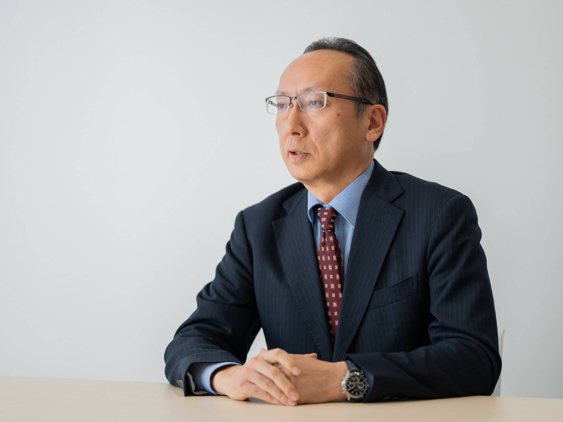 五十嵐元一先生がインタビューに応じている様子