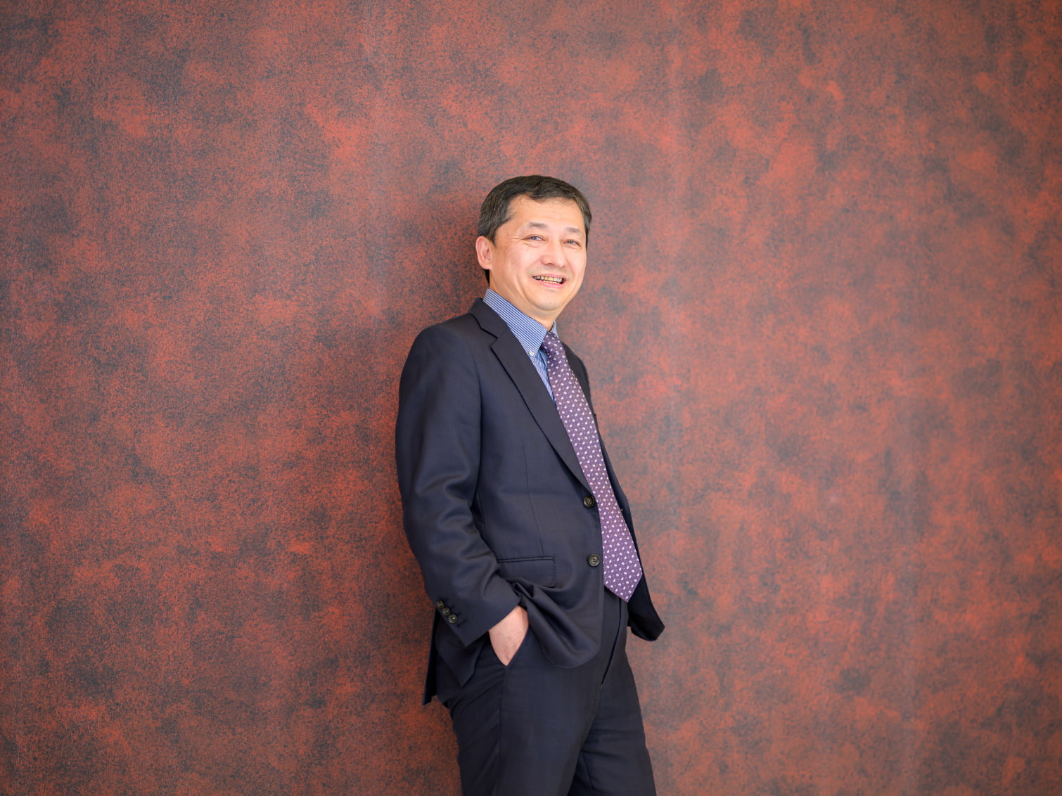 キャンパス内で佇む董光哲先生